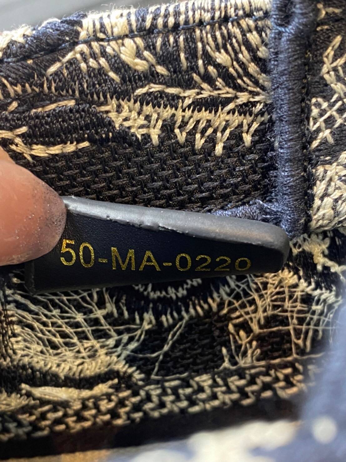 ORI 】Mini Dior Book Tote Phone Bag พร้อมส่งที่ไทย ภาพสินค้าถ่ายจากงานขายจริง ใช้งานต่างประเทศได้ กระเป๋าใบมินิจะใส่โทรศัพท์ได้เช่นเดียวกับของใช้จำเป็นเล็กๆ น้อยๆ ในแต่ละวัน มาพร้อมสายสะพายไหล่แบบปักที่ปรับได้และถอดออกได้ อุปกรณ์เสริมอันทันสมัยนี้สามารถสวม