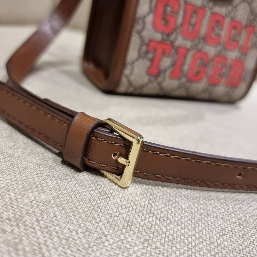 GUCCI Tiger GG mini tote bag ไซส์มินิ ร้อนแรงไฟลุก!! ต้อนรับปีเสืออย่างเป็นทางการ จัดให้แบบเลิศๆ กับกระเป๋าทรงโท้ท วีไอพีพรีเมี่ยมกิ๊ฟ ไซส์มินิ โดดเด่นด้วยฟอนท์ตัวใหญ่ สวยเอกลักษณ์ วัสดุหนังแคนวาสตัดขอบด้วยหนังแท้ ภายในเป็นช่องโล่ง ใส่ของจุกจิกได้ ใส่โทรศ