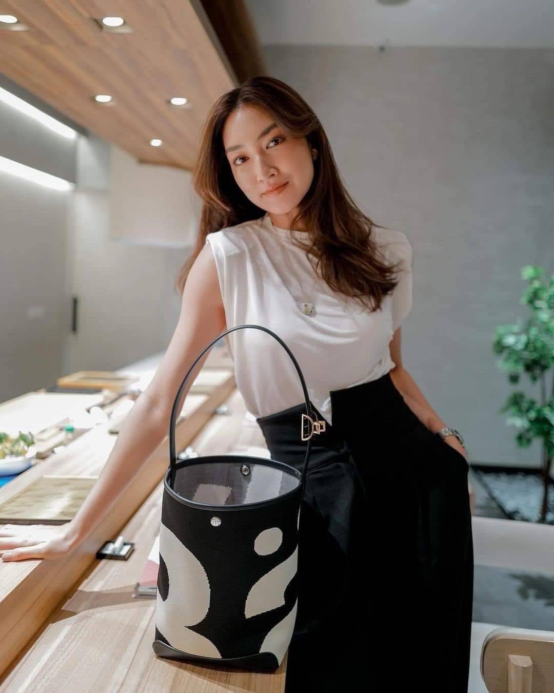 Rally movement the bag Knit Black เป็นไอเท็มที่ฮอตสุดๆแห่งปีจริงๆ กับกระเป๋าทรงบัคเก็ต น้ำหนักเบาๆ ฮอทติดลมบน จุของได้แบบหนำใจ ทอลายโลโก้ด้วยเทคนิค Sturdy Stretch Knit