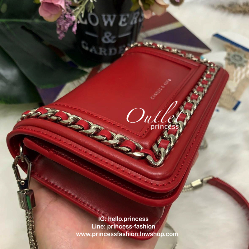 CHARLES & KEITH CHAIN DETAIL CLUTCH BAG กลับมาอีกครั้ง รุ่นขายดี สีออกใหม่ค่ะ!! กระเป๋าทรงคลัท//สะพายข้างได้ วัสดุหนังเรียบ ผิวเงา ตัวกระเป๋าแต่งอะไหล่โซ่เงินเพิ่มความเก๋เข้ามาค่ะ เปิดปิดกระเป๋าแบบกระดุมแม่เหล็ก ฝาปิดด้านบนมีช่องซิปใส่ของจุกจิกค่ะ ภายในมี