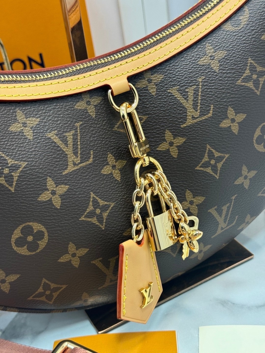 ORI | LV Looping Monogram Canvas Bag / lvhobo กระเป๋าถือทรงโฮโบพร้อมสายสะพายสปอร์ต หนังแท้แคนวาสแท้ ดีไซน์สไตล์ยุค'90s สุดไอคอนิกจากคอลเลคชั่น Cruise 2022