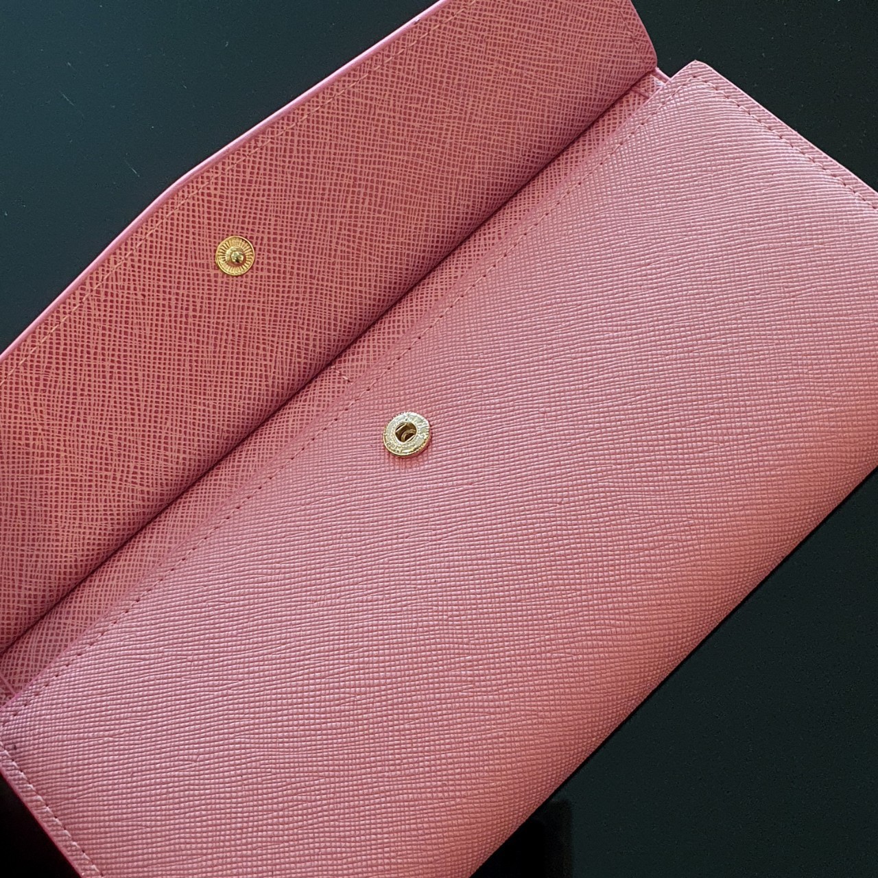 PRADA LONG WALLET กระเป๋าสตางค์รับทรัพย์ ทรงหรู จากแบรนด์ PRADA ลายหนัง SAFFIANO มีช่องใส่บัตร ถึง 12 ช่อง และช่องซิปใส่ของจุกจิกได้ น้ำหนักเบา จับถนัดมือ ขนาดกำลังดีคะ ถือแล้วดูดี อะไหล่ทองสุดหรู ใช้แล้วสวยแน่นอนค้า