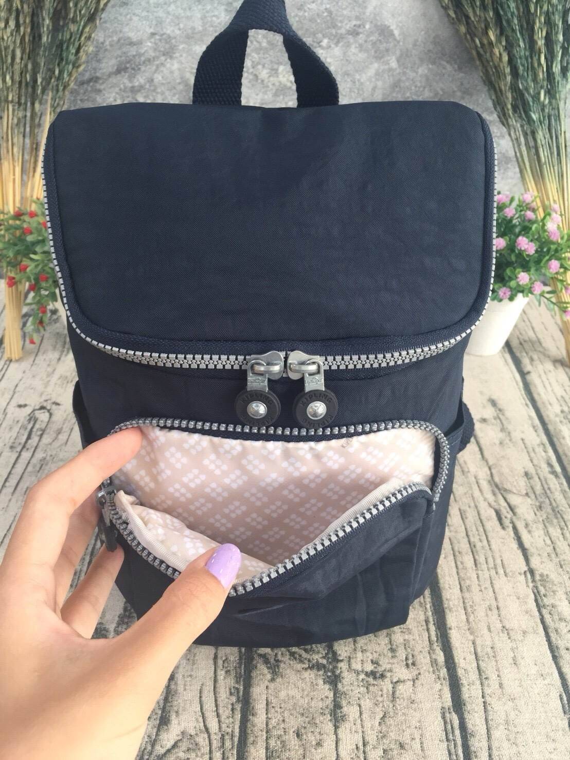 กระเป๋าเป้ Blakeney ไซส์ S จาก KIPLING ที่ออกแบบมาสำหรับผู้หญิง มาพร้อมดีไซน์เบาะรองรับหลัง ซึ่งเหมาะสำหรับ active lifestyle สามารถเก็บของได้อย่างจุใจแต่มีน้ำหนักเบา รวมถึงมีคุณสมบัติกันน้ำช่วยป้องกันให้ของในกระเป๋าปลอดภัยไร้กังวล