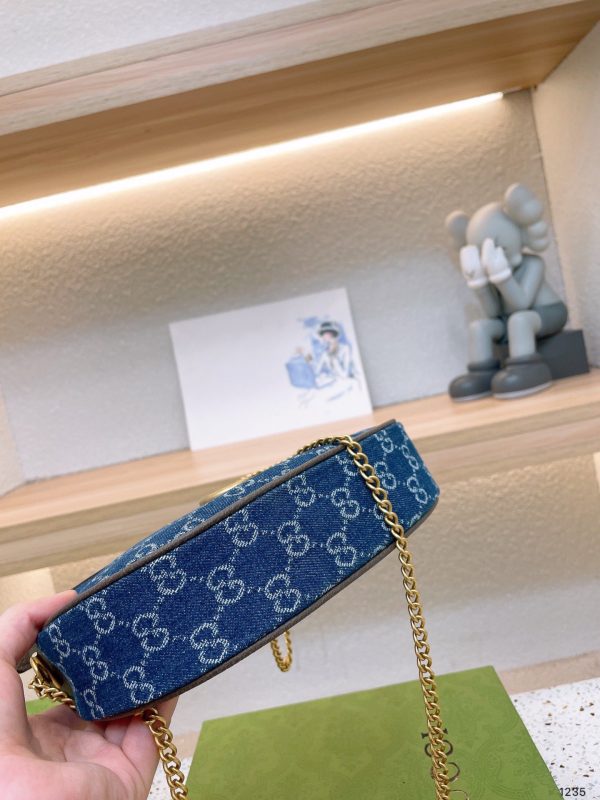 Gucci GG Marmont half-moon-shaped mini bag กระเป๋าคล้องไหล่ ความตัวแม่สายแฟชั่น ต้องกระเป๋าทรงจันทร์เสี้ยวแบบสับค่ะ! ความโค้งมนใช้งานง่าย เอามาสะพายก็คือชนะเลิศไปเลย ภาพถ่ายจากงานขายจริง ใช้งานต่างประเทศได้