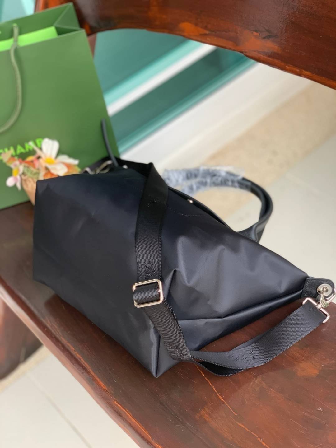 ของแท้ 💯% Longchamp LE PLIAGE NÉO TOP HANDLE BAG (small size) อีกหนึ่งรุ่นยอดนิยม ที่สาวๆ ต้องมีไว้เก็บไว้สักใบ กระเป๋าโท้ทใบนี้ มาพร้อมกับสีที่มีสไตล์เรียบง่าย