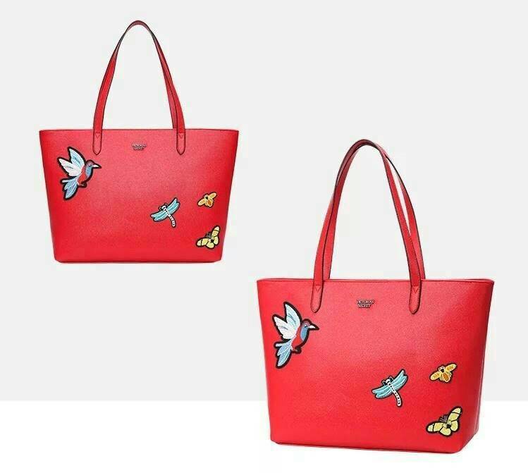 Victoria’s Secret Tote Bag 2019 กระเป๋าถือหรือสะพายลายหนังคาเวียร์ สวยด้านหน้าประดับด้วยโลโก้ ตัวกระเป๋าแต่งด้วยลายปักสวยเก๋ ปากกระเป๋าเปิดปิดด้วยซิปสะดวกใช้ ภายในมีช่องโล่งและช่องเล็กไว้แบ่งเก็บของ ใส่หนังสือ เอกสาร A4 Notebook ipad กระเป๋าสตางค์ ของใช้ไ