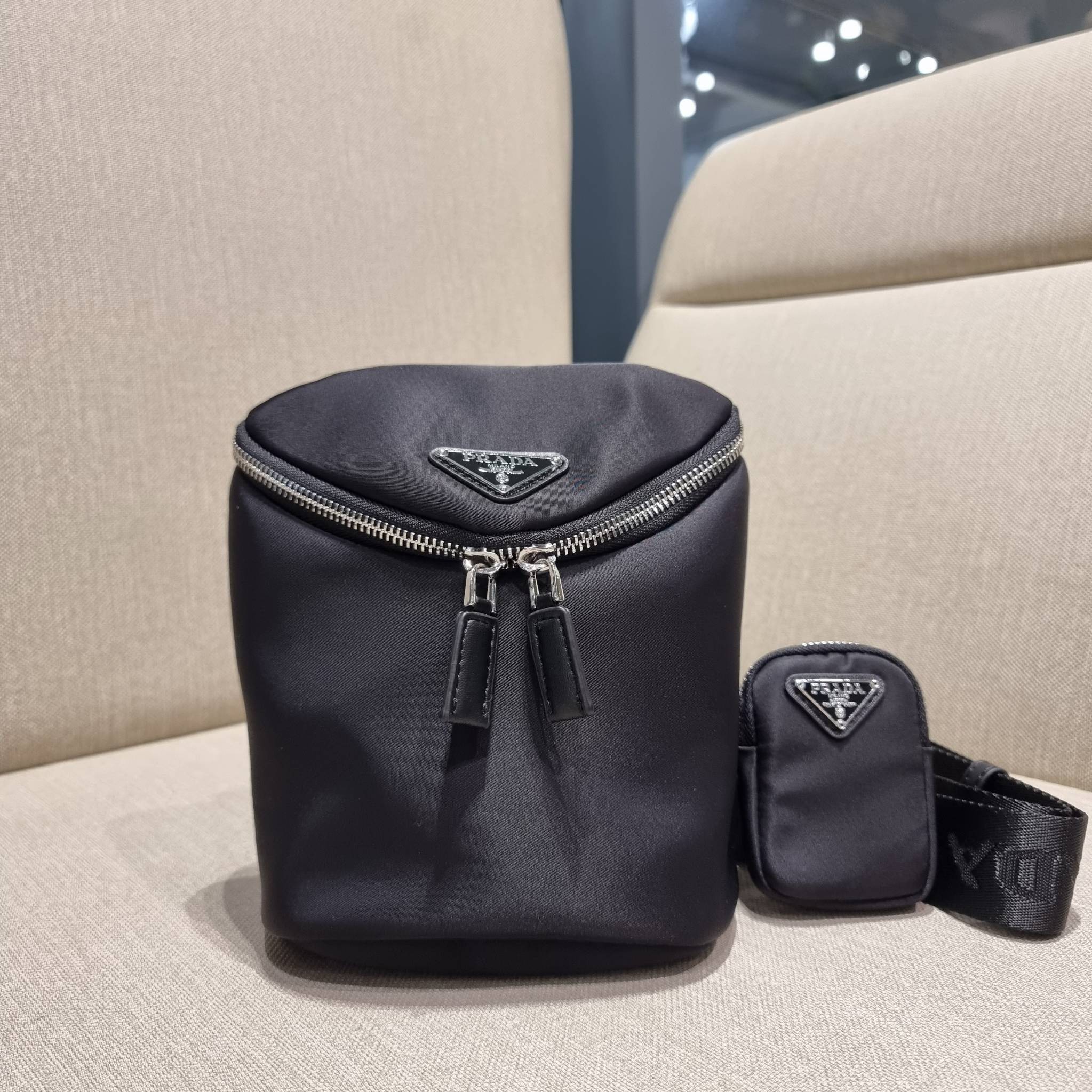 PRADA RE-NYLON AND LEATHER SHOULDER BAG ถึงเวลาของหนุ่มกันแล้ว!! ไอเท็ม best seller ที่เตรียมขึ้นแท่นรุ่นหายาก เท่ คูล ดูดี ไม่เกร่อ กระเป๋าสะพายข้าง รูปทรงเรขาคณิต ดีไซน์เรียบง่าย แต่มีความหรูในตัว วัสดุผ้าไนล่อนคุณภาพ พร้อมใบลูก ไว้ใส่เหรียญ ใส่กุญแจได้