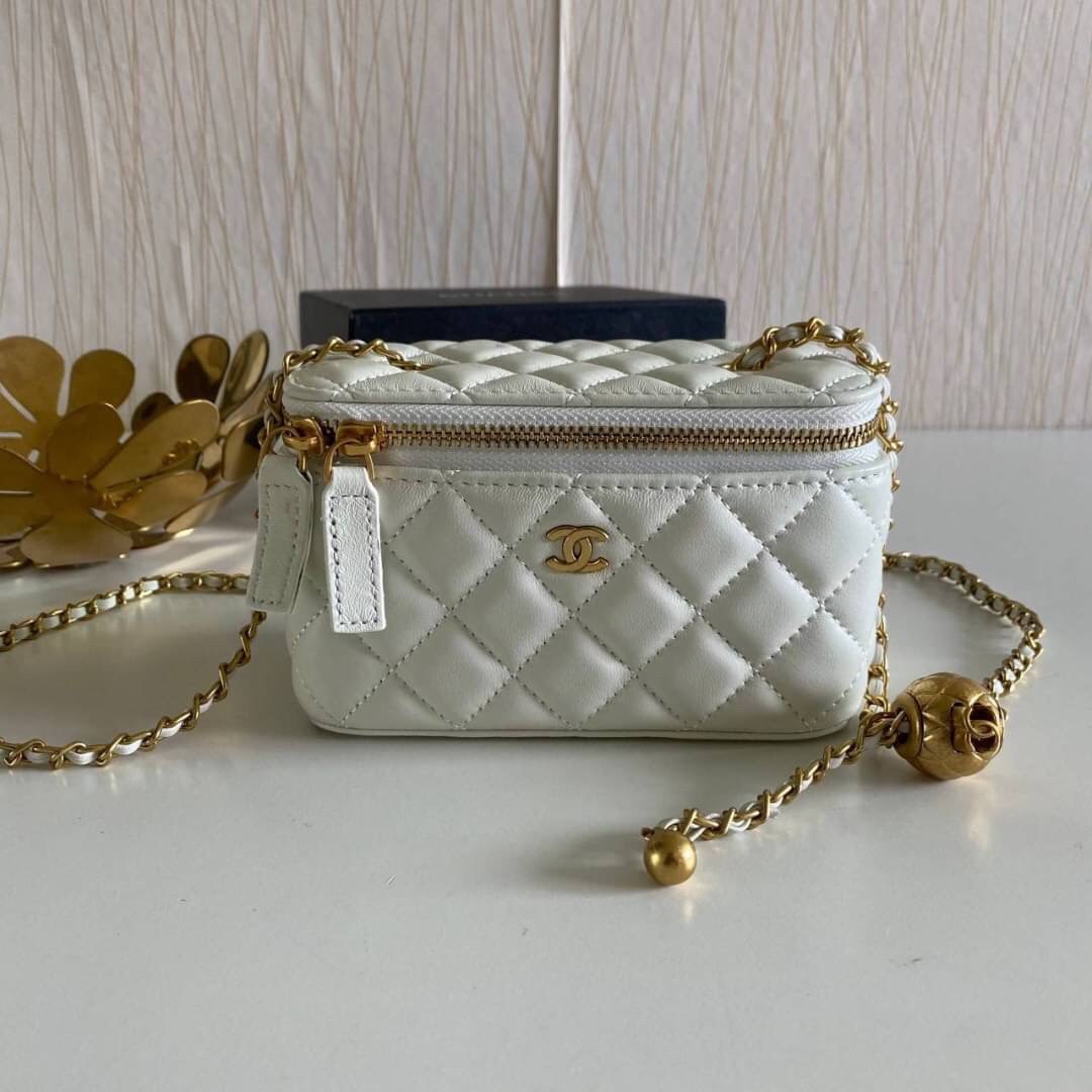 VIP GIFT 】หนังแกะแท้ CHANEL Box With Chain สายโซ่ทองหรูมาก หนังเรียบฟู ขึ้นเงา กระทบแสงยิ่งสวยค่าา โทนสีสวยสดใส เหมาะมากสำหรับสาวๆ ชิคๆ ต้องบอกเลยรุ่นนี้เหล่าเซเลบใช้กันเยอะมากๆ แค่อะไหล่ก็หรูไปเดินครึ่งแล้วค่าา😁 พร้อมส่งที่ไทยที่นี่ที่เดียว