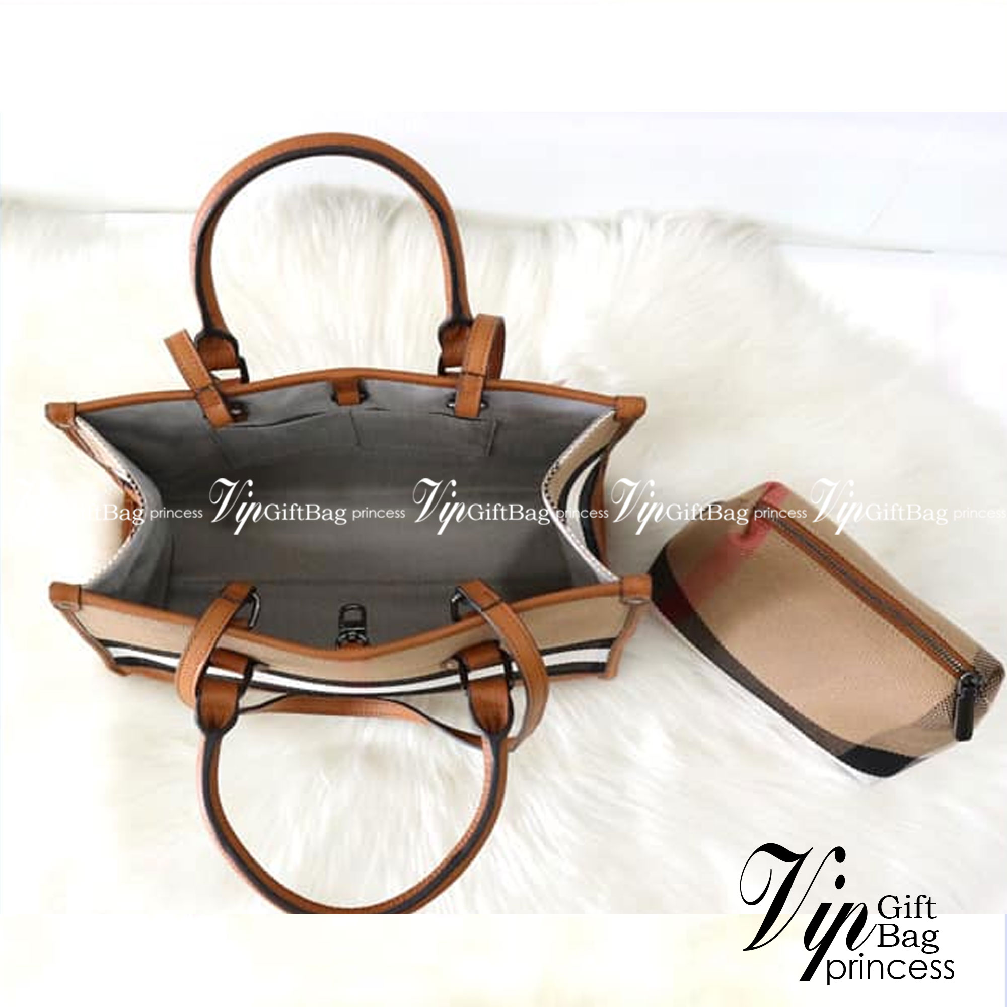 BURBERRY TOTE VINTAGE BAG / Burberry Crossbody Bag กระเป๋าสะพายทรงโท้ทลายวินเทจ สวยคลาสสิก จุของได้เยอะมาก มาพร้อมใบเล็ก รุ่น unisex ใช้ได้ทั้งชาย/หญิง โทนสีใช้งานง่าย หลายโอกาส วัสดุหนังและ Canvas อย่างดี สวยอยู่ทรง ภายในโล่งกว้าง ไอเท็มแนะนำ Must Have! 