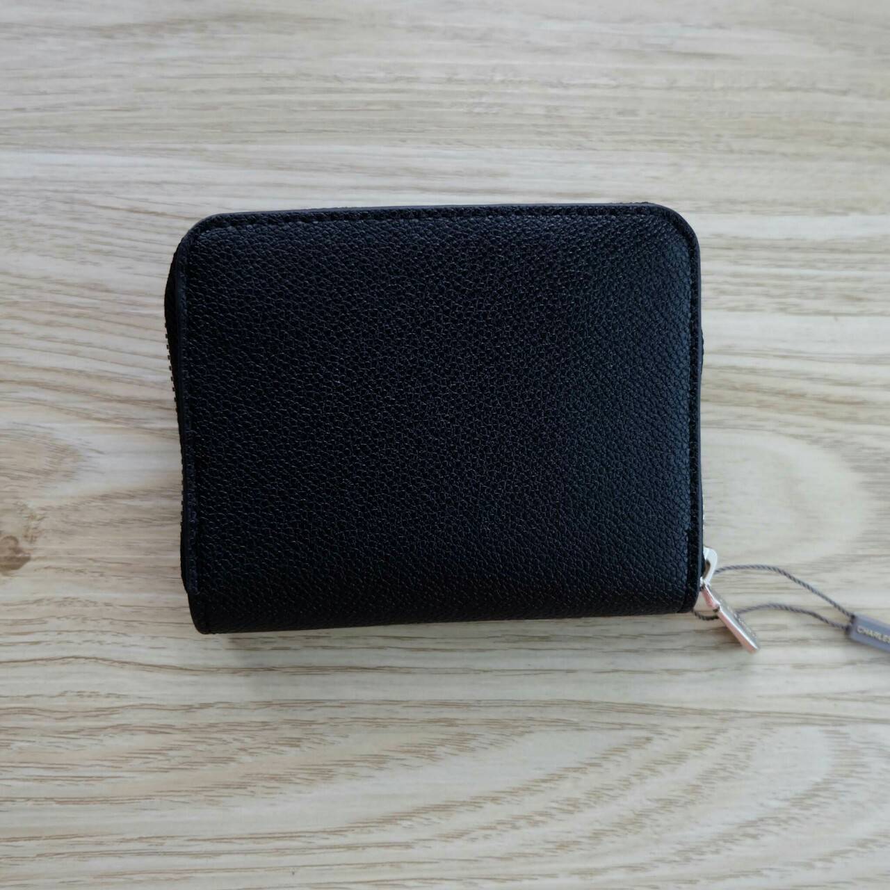 Charles & Keith Basic Square Wallet กระเป๋าสตางค์ใบสั้นซิปรอบ เปิด - ปิดกระเป๋าด้วยซิป ด้านในมีช่องใส่บัตร ช่องใส่ธนบัตร และช่องซิปใส่เหรียญค่ะ