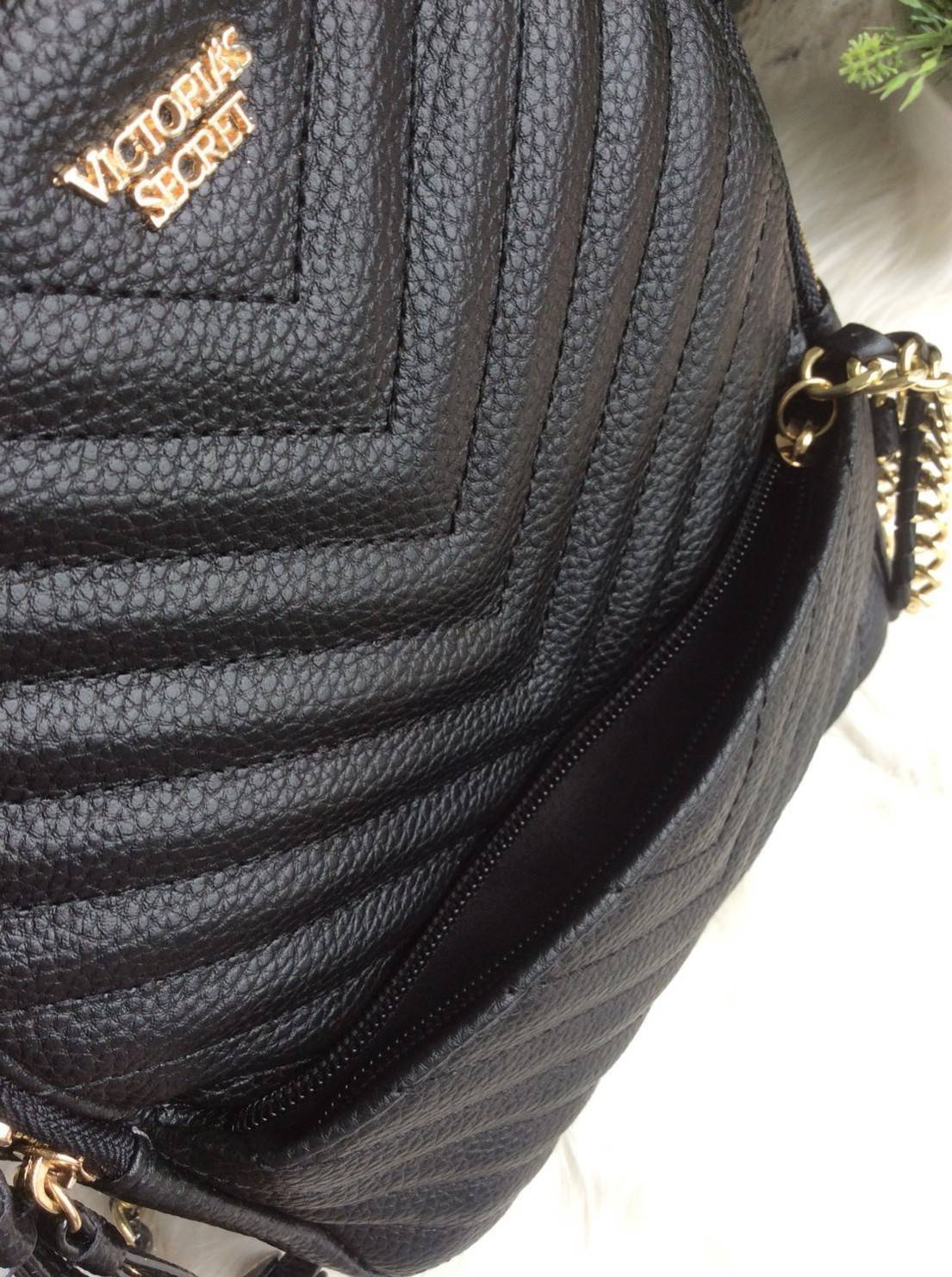 NEW ARRIVAL! VITORIA’S SECRET MINI BACKPACK กระเป๋าเป้ขนาดมินิรุ่นใหม่ล่าสุดวัสดุหนังแกะสังเคราะห์ เดินเส้นลายริ้วสวยดูมีดีเทลเปิดปิดด้วยซิปรอบสะดวกใช้ ด้านหน้ามี1ช่องซิปประดับโลโก้แบรนด์อะไหล่ทองดูหรู ภายในมีกว้างมีโลโก้และช่องซิป น้ำหนักเบา หูจับถนัดมือ