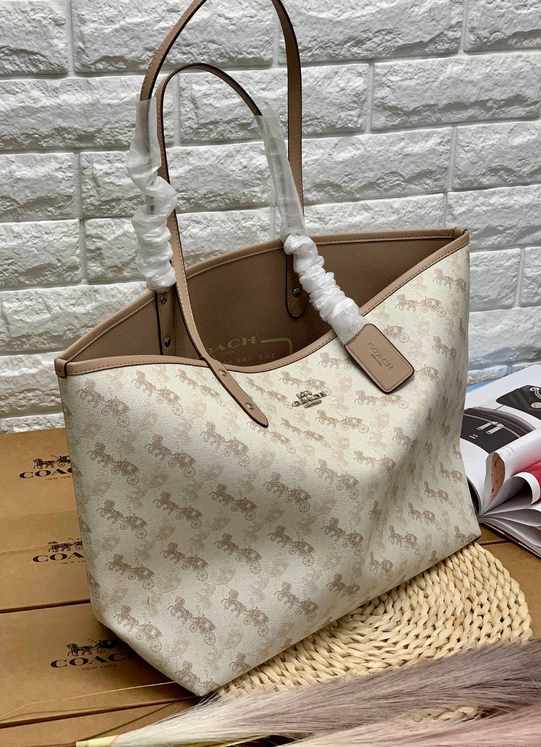 COACH 91107 REVERSIBLE CITY TOTE WITH HORSE AND CARRIAGE PRINT ใช้ได้ 2 ด้าน 🔺ทรง Tote รุ่นแนะนำค่ะ!! วัสดุ pvc อย่างดี นิ่มยวบตัวสวย ลายรถม้าทั้งใบค่ะ (ในไทยหายากค่ะลายนี้) 📌สามารถใช้ได้ทั้งด้านในและด้านนอกนะคะ สวยทั้ง2ด้านเลยทีเดียว เป็น