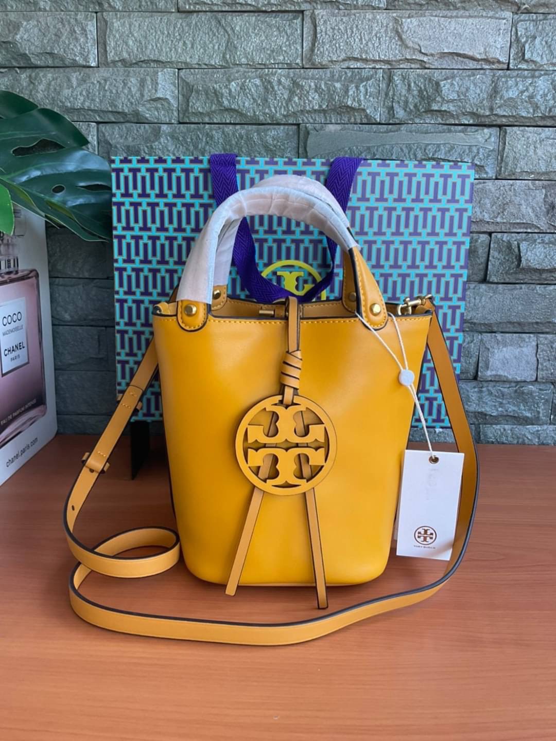 TORY BURCH LEATHER BUCKET BAG MILLER MINI BAG รุ่น 55222 กระเป๋าสะพาย Crossbody ทรงถังสวยสุดฮิต เป็นรูปทรงใหม่