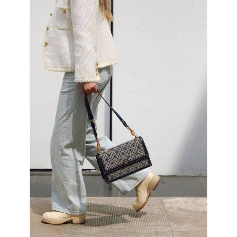 TORY BURCH 81000 MINI T MONOGRAM JACQUARD SHOULDER BAG คอลเลคชั่นฤดูใบไม้ผลิ 2021 กระเป๋าสะพายรุ่นใหม่จาก Tory Burch ดีไซน์สวยคลาสสิค แฝงไว้ด้วยความหรู ลวดลายผ้าแจ็คการ์ด T Monogram บนกระเป๋า Tory Burch นี้ เป็นการยกย่องให้กับงานควิลท์ชาวเพนซิลเวเนียดัตช์