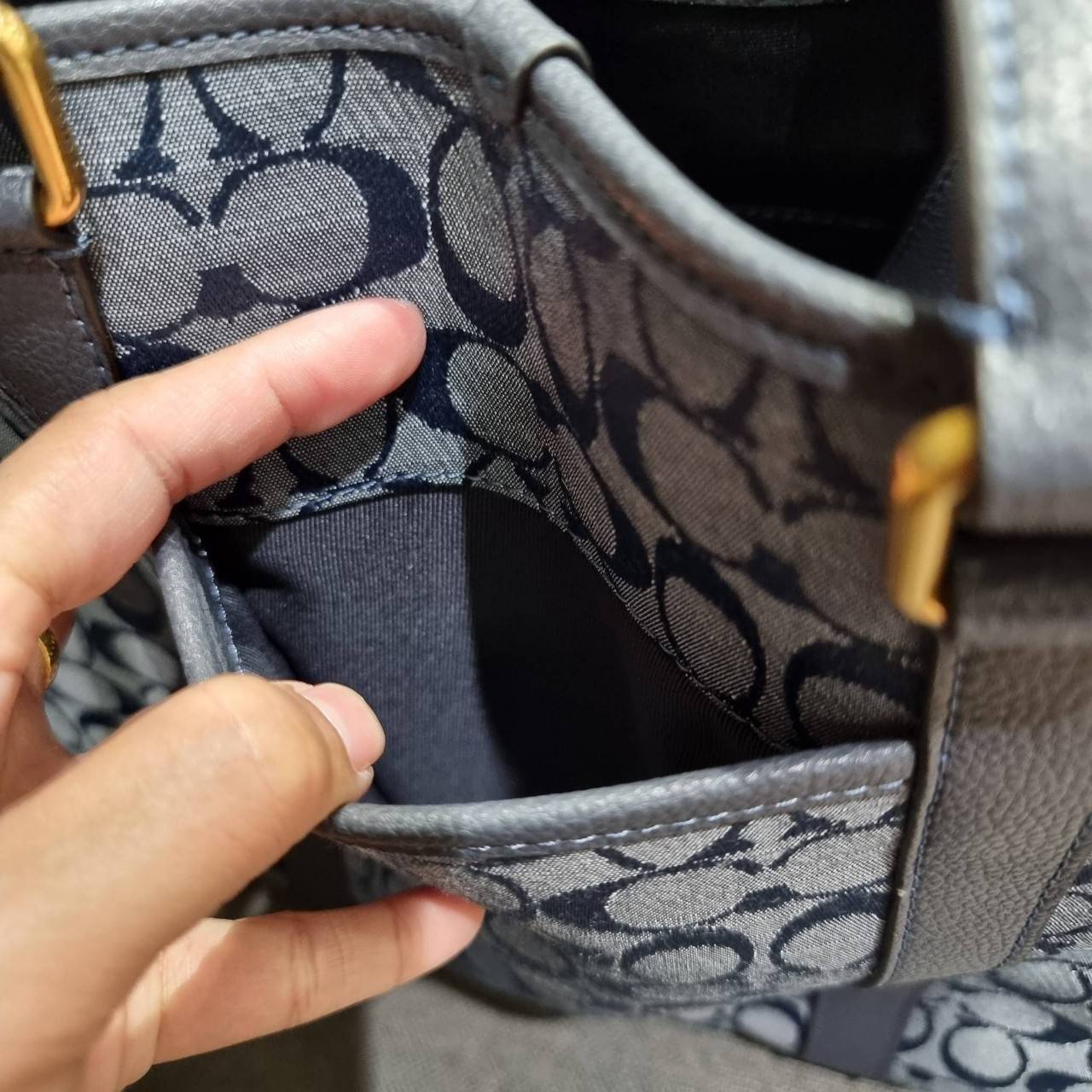 COACH C8182 HUDSON DOUBLE HANDLE TOTE IN SIGNATURE CHAMBRAY ใหม่ล่าสุด กระเป๋าทรงโท้ทใบใหญ่ ที่จุดของความจุ ใส่ได้แบบคุ้มๆไปเลย วัสดุผ้าแชมเบรย์ตัดด้วยหนัง pepble สวย คม ดูดี ปากกระเป๋ามีกระดุมแม่เหล็กปิดกันของหล่นได้ ภายในโล่งกว้างมาก ซิกเนเจอร์รุ่นนี้คื