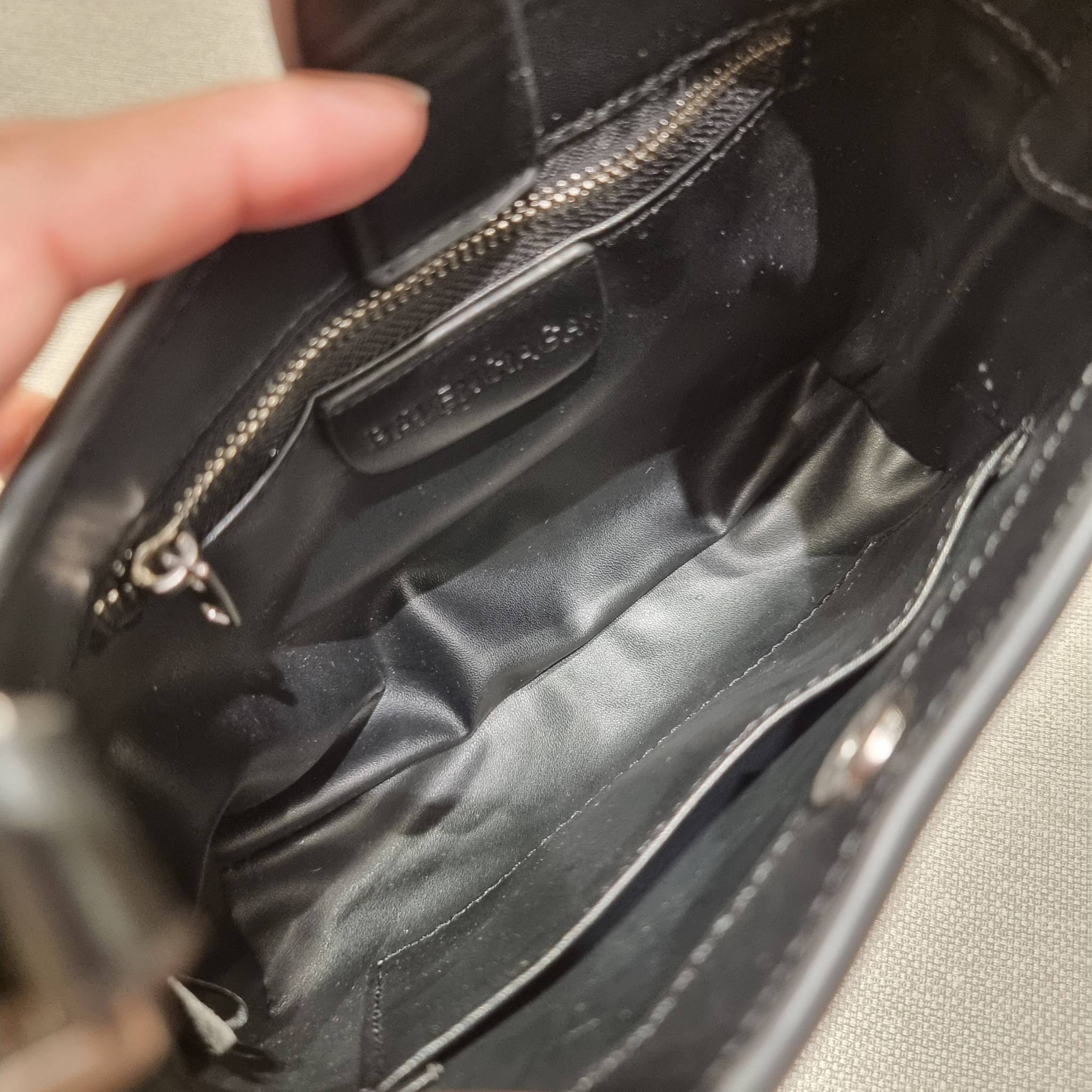 Balenciaga XX small leather shoulder bag กระเป๋าสะพายดีไซน์สวยเลิศ!! ไม่ซ้ำ เอกลักษณ์ที่โดดเด่นด้วยรูปทรง และขนาดที่กำลังเหมาะใช้งาน พร้อมดีไปหมด!! วัสดุสังเคราห์เรียบหรู ปากกระเป๋ามีแถบแม่เหล็กคาดกันของหล่นได้ ภายในกระเป๋าเป็นช่องโล่ง มีช่องซิป และช่องย่