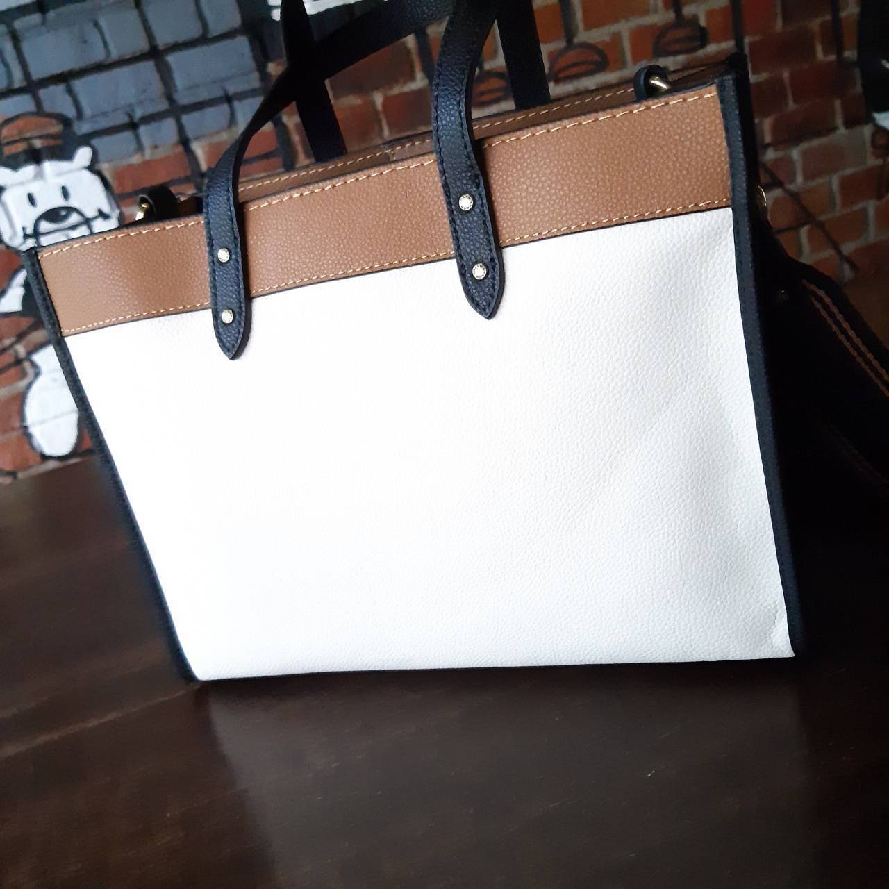 ของแท้ 💯% COACH C0777 FIELD TOTE 30 IN COLORBLOCK WITH COACH BADGE กระเป๋าสะพายทรงโท้ท รุ่นคลาสสิคย้อนยุค สีเรียบหรู ใช้ได้ในทุกโอกาส วัสดุหนัง pepble เต็มใบ มาพร้อมสายสะพาย crossbody เส้นใหญ่ ทนทาน สีตัดโทนกับกระเป๋าอย่างลงตัว