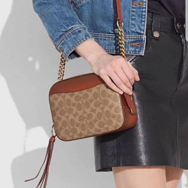 COACH 31208 CAMERA BAG IN SIGNATURE CANVAS รุ่นหายาก กระเป๋า crossbody ทรงกล่องสวยหรู ดีไซน์ลงตัว สีแทนรัสท์โดดเด่น วัสดุหนังแคนวาสเคลือบลาย ตัดด้วยอะไหล่ทองเหลือง สวยเข้ากันสุดๆ!! เปิด-ปิดกระเป๋าด้วยซิปพวงหนัง ภายในโล่งกว้าง ใส่ของสำคัญได้ครบ ใบนี้ใบเดีย
