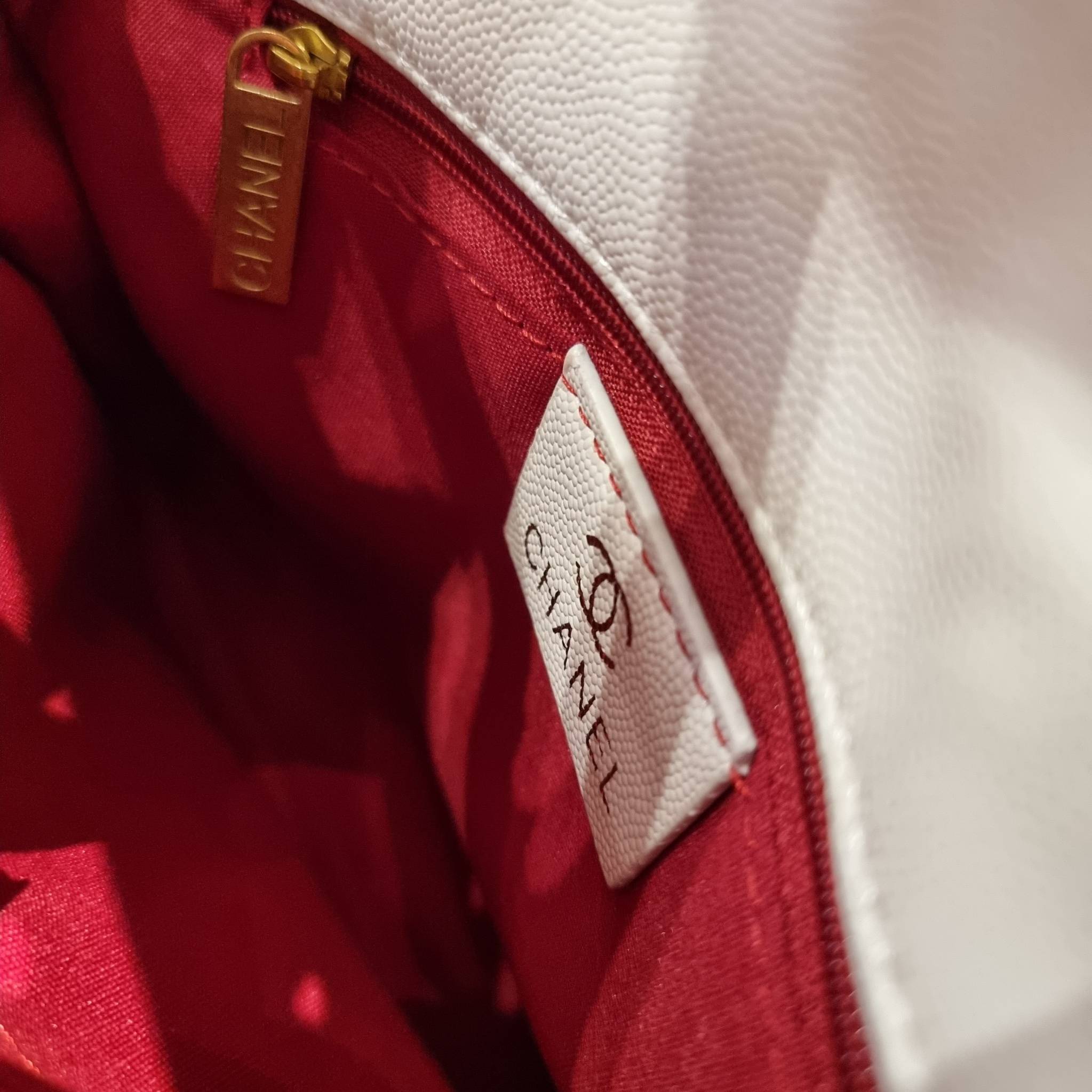 VIP 】รุ่นยอดฮิตตลอดกาล ไซส์กำลังสวย!! จากแบรนด์ Chanel กระเป๋าถือ/สะพาย หนังลายคาเวียร์ โลโก้เด่นชัด เปิด-ปิดกระเป๋าด้วยตัวบิดล็อค อะไหล่สีทองหรู ทรงสวยผู้ดี ภายในกระเป๋ามีช่องโล่งกว้างจุของได้พอสมควร มีช่องซิปแบ่งสัดส่วน ด้านหลังมีช่องเก็บของจุกจิกอีก 1 