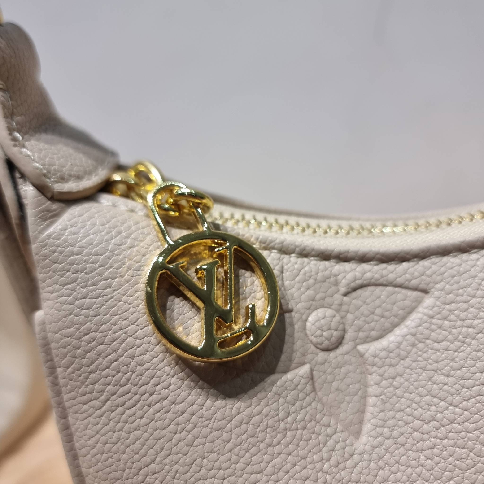 LV Mini Moon Monogram Empreinte Leather ใหม่ล่าสุด สวยสับ สวยตัวแม่ ไอเท็มเก๋ๆ ใบเดียวก็เลิศ กับกระเป๋าสะพายทรงพอช ขนาดกำลังน่ารัก พกพาง่าย รูดใช้งานสะดวกด้วยซิป ภายในเป็นช่องโล่ง มีช่องซิป ส่วนสายสะพายปรับสั้นยาวได้ตามเหมาะสม ดูดี ดูแพงทุกสี