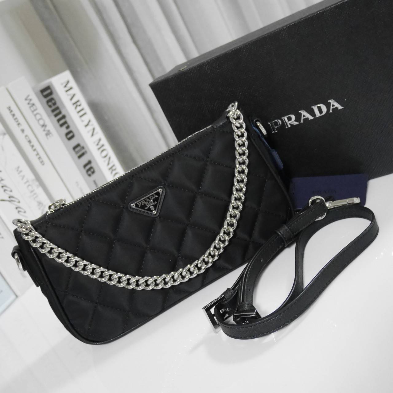 PRADA Tessuto Nylon Crossbody Bag ✨ กระเป๋าผ้าไนล่อนลายตาราง ขนาดกำลังดีกำลังน่ารักเลยค่ะ เหมาะกับการใช้เป็น EVERYDAY LOOK สุดๆ ใบนี้ห้ามพลาดเลย
