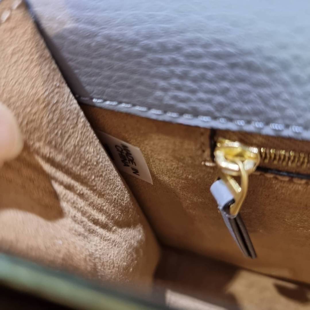 TORY BURCH MILLER SHOULDER BAG รุ่นยอดนิยม รุ่นหายาก รุ่นที่สาวๆตามหา ใบนี้เลย!! สวยหรู ผู้ดีทุกสี กระเป๋าสะพายไหล่ ดีไซน์อยู่ทรง คลาสสิคแฝงความหรูด้วยโลโก้สีทองอร่ามโดดเด่น วัสดุหนัง pepble สลับหนังวัวแท้ เปิด-ปิดด้วยกระดุมแม่เหล็ก ภายในโล่งกว้างมาก แบ่ง