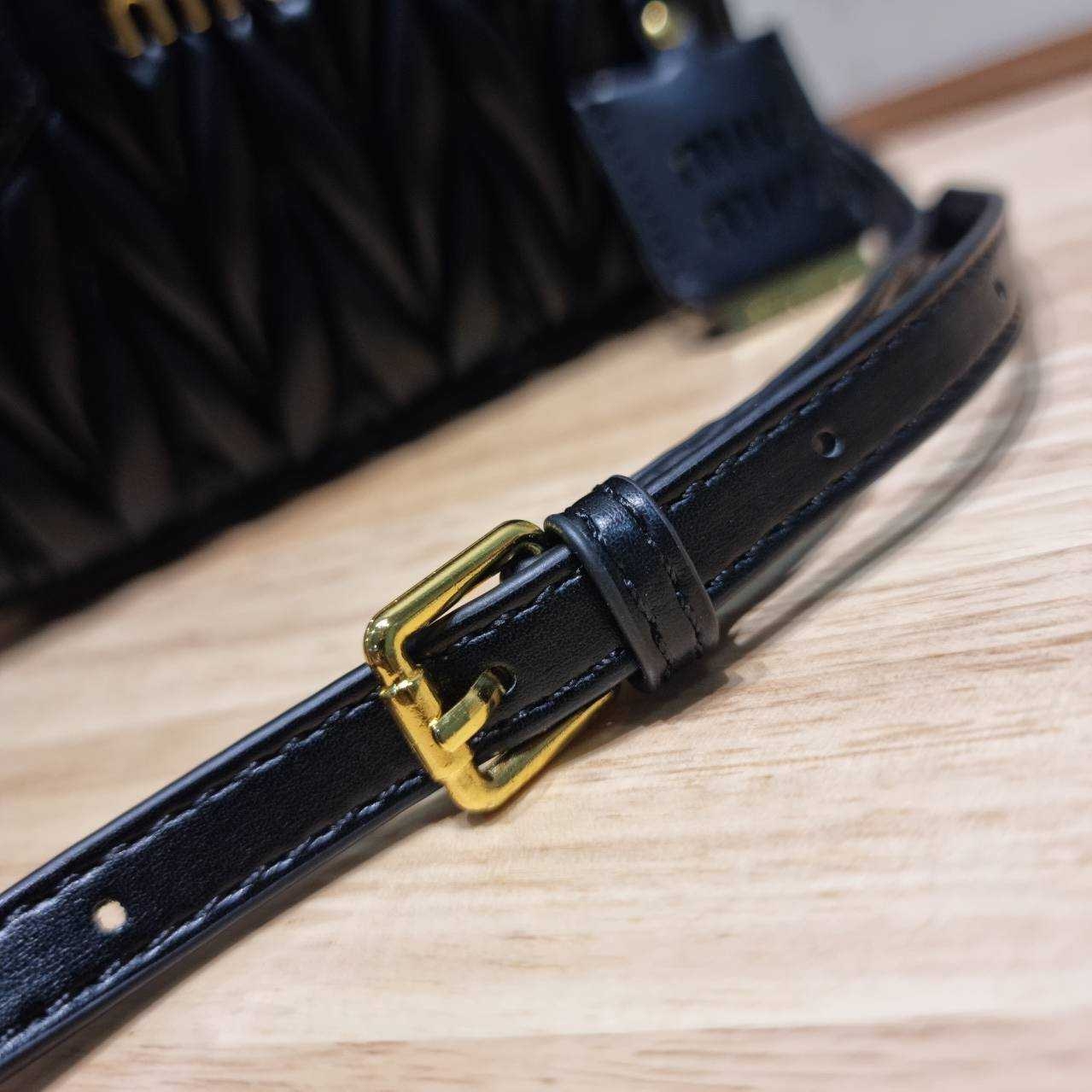 MIU MIU ARCADIE METELASSE MINI LEATHER BAG กระเป๋าถือ/สะพายสุดชิค ที่ไม่มีตอนนี้คือพลาด ดีไซน์เพิ่มดีเทล ด้วยการเดินด้ายเป็นเอกลักษณ์ สวยดูแพง