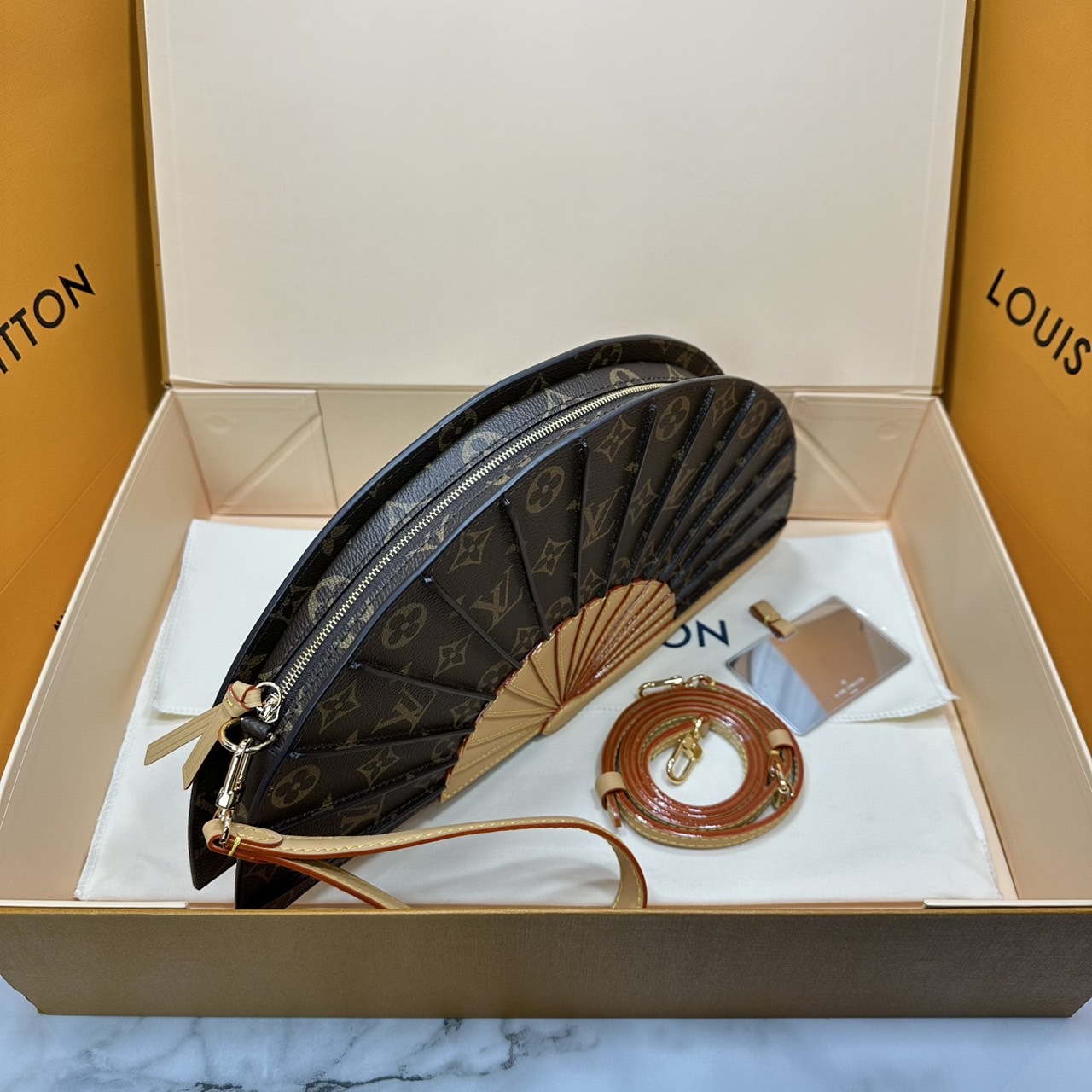 TOP ORI หนังแท้ | LV Fan Bag กระเป๋าสะพายดีไซส์รูปพัด เปิดตัวกระเป๋ารุ่น Fan ดีไซน์โดดเด่นบนรันเวย์แฟชั่นโชว์คอลเลกชันประจำฤดูกาล Spring-Summer 2025