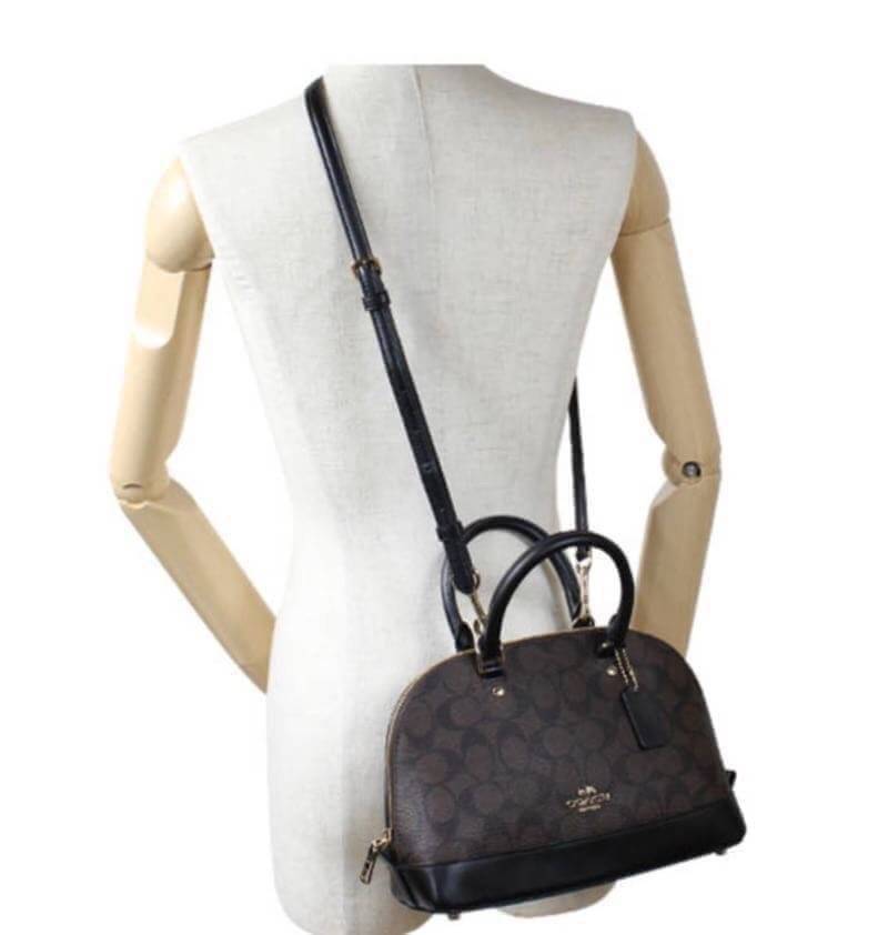 Coach Mini Sierra Signature กระเป๋าถือทรงโดม ภายในกว้างสามารถใส่กระเป๋าเงินเล็ก และมือถือได้ และยังมีช่องซิปเล็ก 1 ช่อง ด้านหลังมีกระเป๋าเล็กเก็บบัตร 1 ช่อง ใครยังไม่มีพลาดไม่ได้แล้วนะคะ