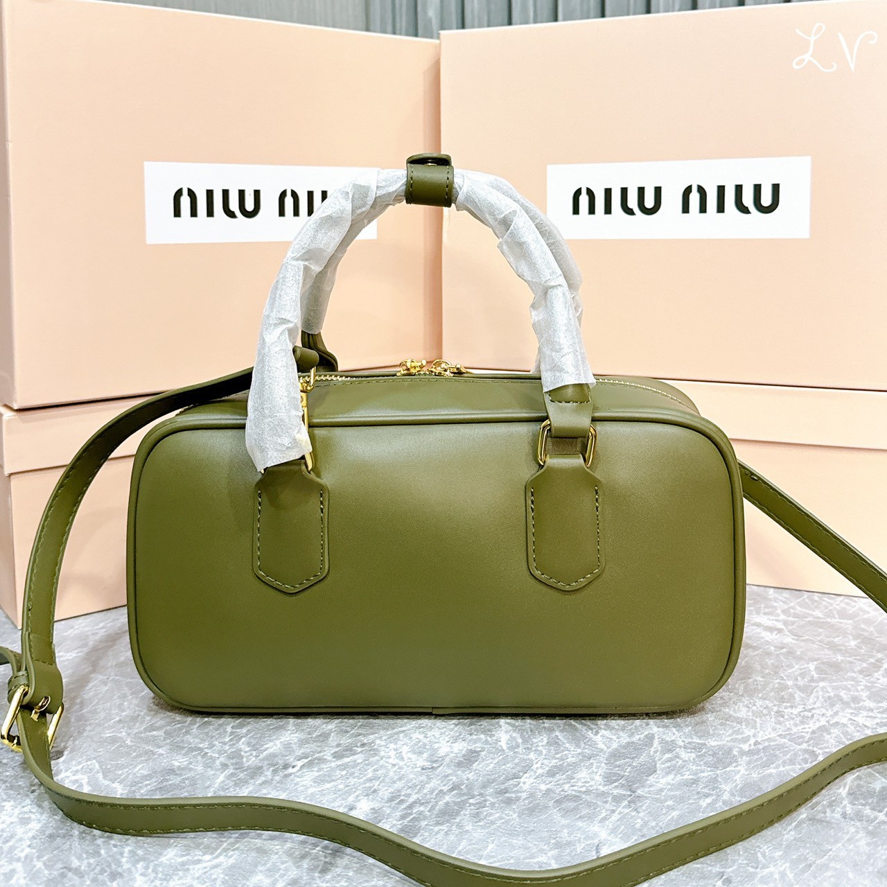MIU MIU Arcadia leather bag กระเป๋าถือ/สะพายสุดชิคมากในตอนนี้ ดีไซน์เรียบแต่มากมีอยู่จริง สวยดูแพง แมทชุดได้ง่ายสุด มินิมอลมินิใจ หูจับในตัวง่ายและสะดวกพกพา มาพร้อมสายสะพายข้างให้อีก