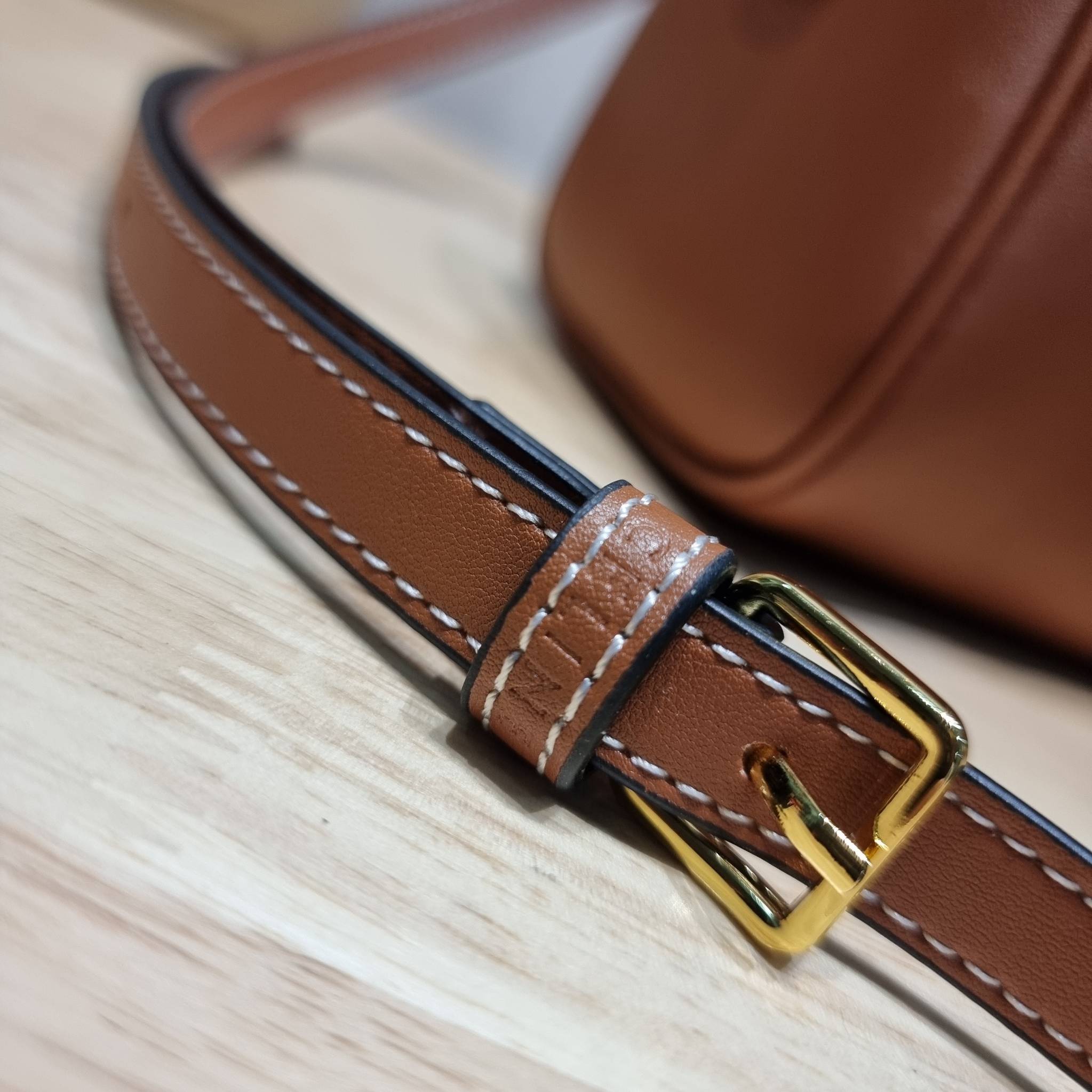 CELINE SMALL BOSTON CUIR TRIOMPHE IN SMOOTH LEATHER ฮิตมากกับสุดยอดความคลาสสิค ในรูปทรงสวย กับกระเป๋าสะพายทรงหมอน กะทัดรัด ขนาดกำลังดี ใช้งานสะดวก วัสดุหนังผิวเรียบ สวยคม