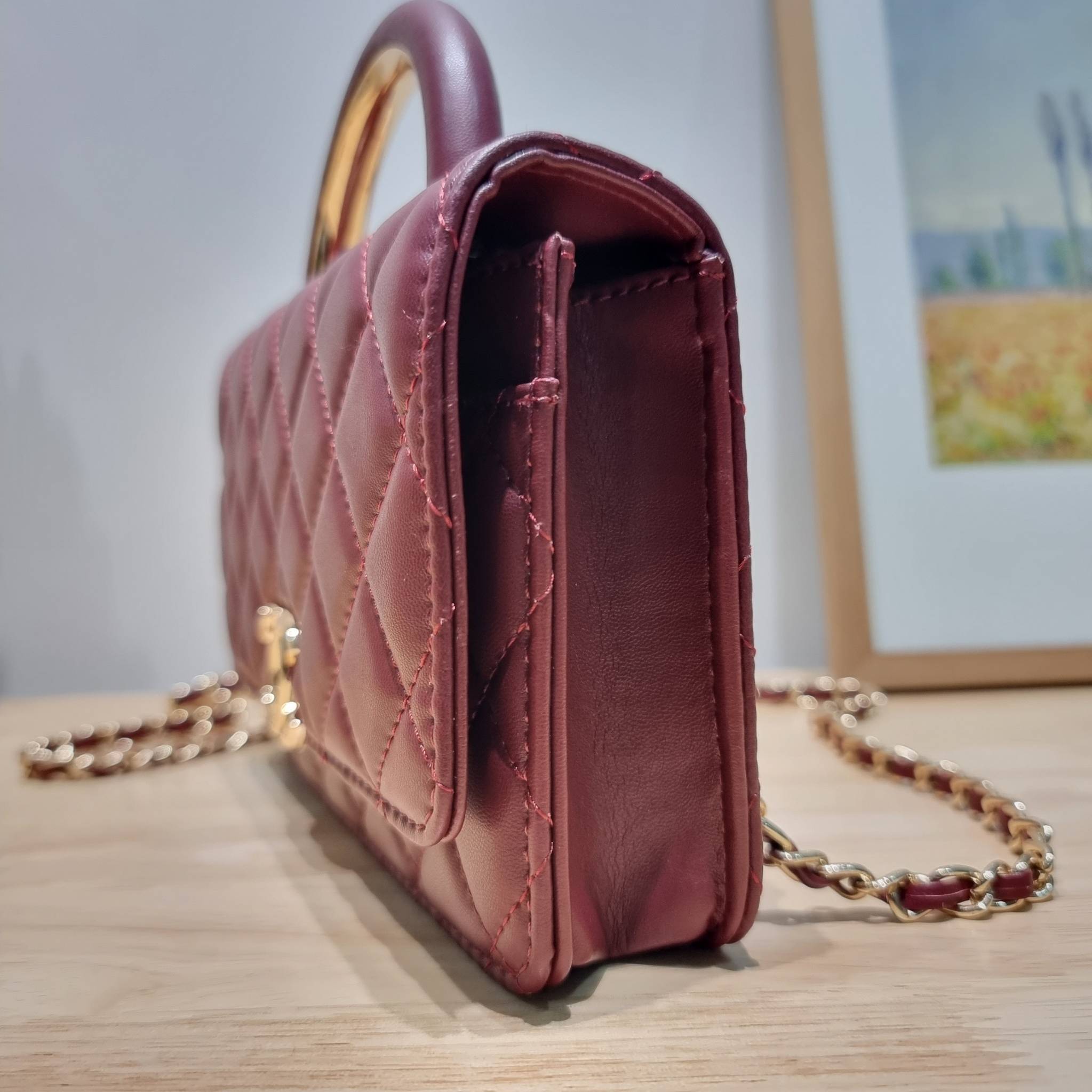 CHANEL woc with top handle black / CHANEL WALLET ON CHAIN กระเป๋าสะพายข้างไซส์กำลังดี สวยหรู ดีไซน์คลาสสิคผสานกิมมิคประจำแบรนด์ ทำให้ไอเท็มนี้เพิ่มมูลค่าขึ้นไปอีก สร้างสรรค์ตัวกระเป๋าด้วยหนังแกะ สัมผัสสบายมือ ใช้งานสะดวกด้วยกระดุมแม่เหล็ก ภายในกระเป๋าแบ่ง