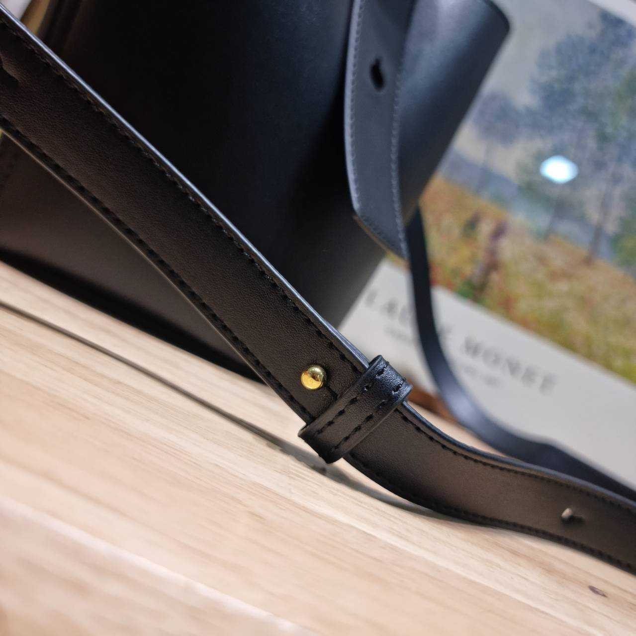 LOEWE MINI PEPBLE BUCKET IN MELLOW กระเป๋าทรงบัคเก็ต รูปทรงสวยใช้งานง่าย กิมมิคหรูหราสุดๆ