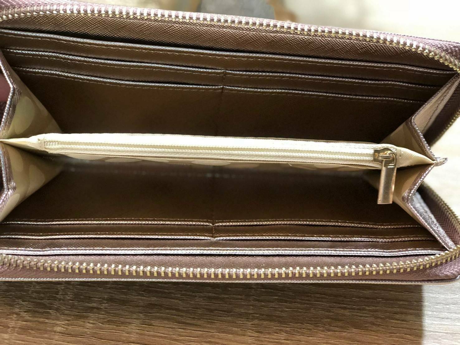 KATE SPADE LONG WALLET กระเป๋าสตางค์ใบยาวรุ่นใหม่ล่าสุดหนัง Saffiano สไตล์ PRADA สวยน่าใช้ ภายในมีช่องซิป1ช่อง และช่องใส่บัตรหลายช่อง ใส่เหรียญ บัตรได้เยอะ ตัวจริงสวยน่าใช้มากค่ะ