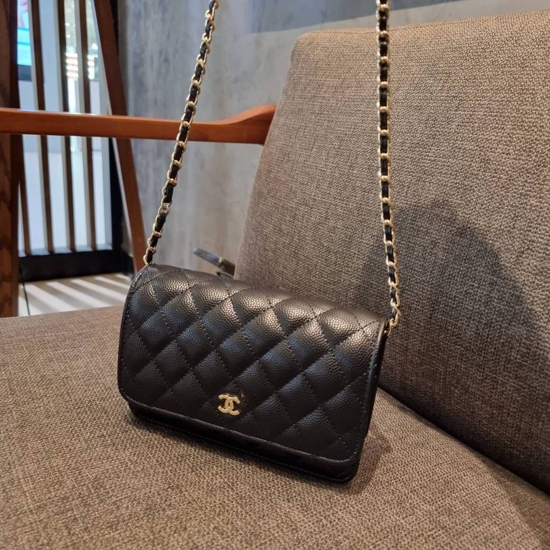 VIP 🥂 CHANEL WOC ฮอตกว่ารุ่นนี้คงไม่มีแล้ว!! เป็นรุ่นที่ถูกถามหาเยอะสุด!! ขายดีสุด!! และหมดไวมากๆ กระเป๋าสะพายข้างหนังลายคาร์เวีย มาพร้อมโซ่สะพายในตัว (ถอดออกไม่ได้) อะไหล่ทอง ดูผู้ดี้ ผู้ดี!! เปิด-ปิดกระเป๋าด้วยกระดุมแม่เหล็ก ภายในกระเป๋าเป็นช่อง