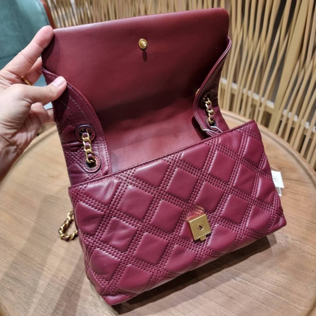 TORY BURCH FLEMING SOFT CONVERTIBLE SHOULDER BAG รุ่นหายากที่สาวๆตามหา มาพร้อมเสิร์ฟความสวยถึงบ้านไปเลยจ้า รอบนี้คัดสีสวยๆมาให้ได้ช้อปกันอย่างจุใจไปเลย กระเป๋าสะพายไหล่ หนังแท้นิ่มเต็มใบ สวยหรูดูแพง เปิด-ปิดด้วยตัวกดล็อคแน่นหนา สายสะพายในตัวปรับใช้ได้ 2 แ