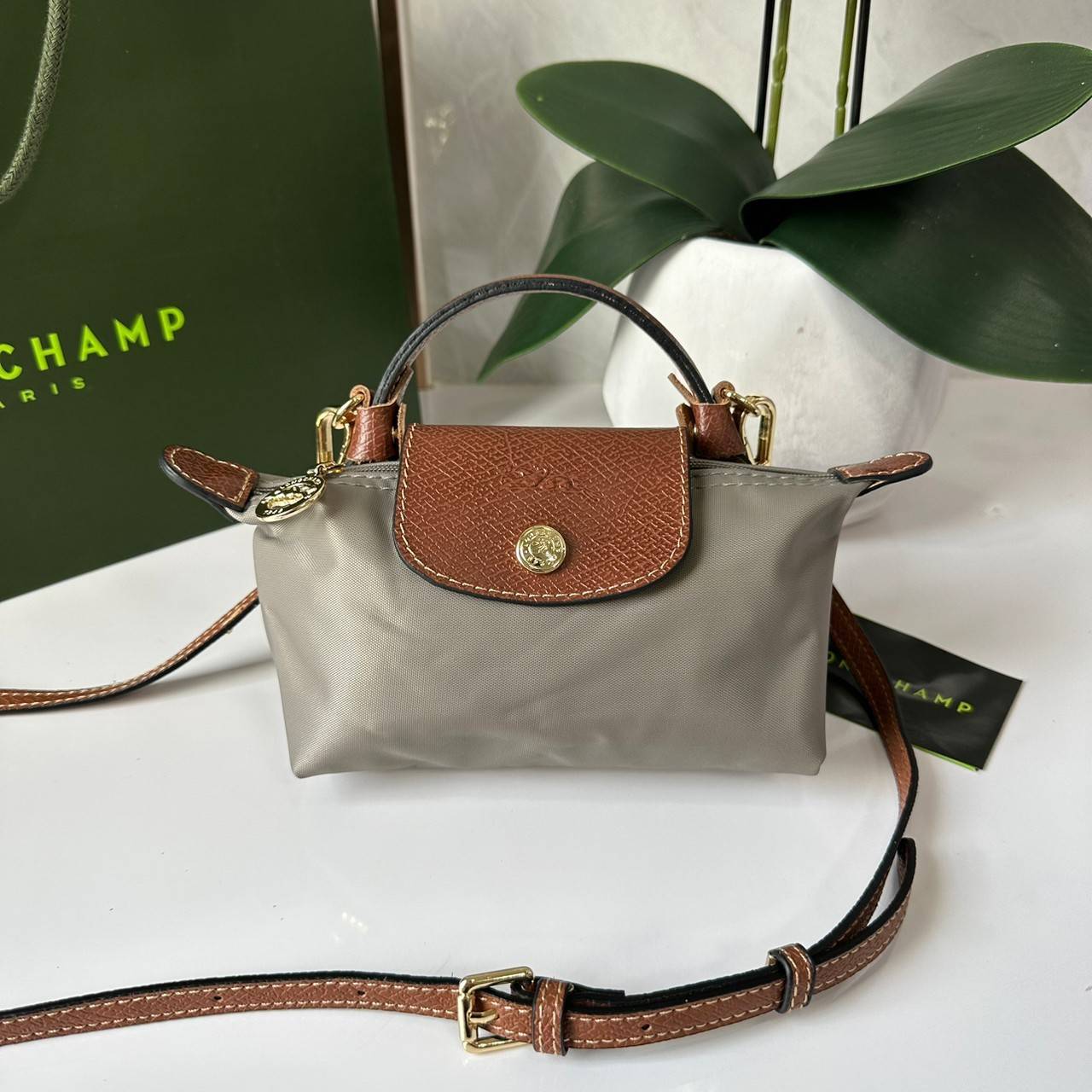 LONGCHAMP LE PLIAGE ORIGINAL Pouch with handle กระเป๋าใบเล็กขนาดกระทัดเหมาะกับใส่ของจำเป็นจุกจิก กันน้ำได้ พร้อมส่ง