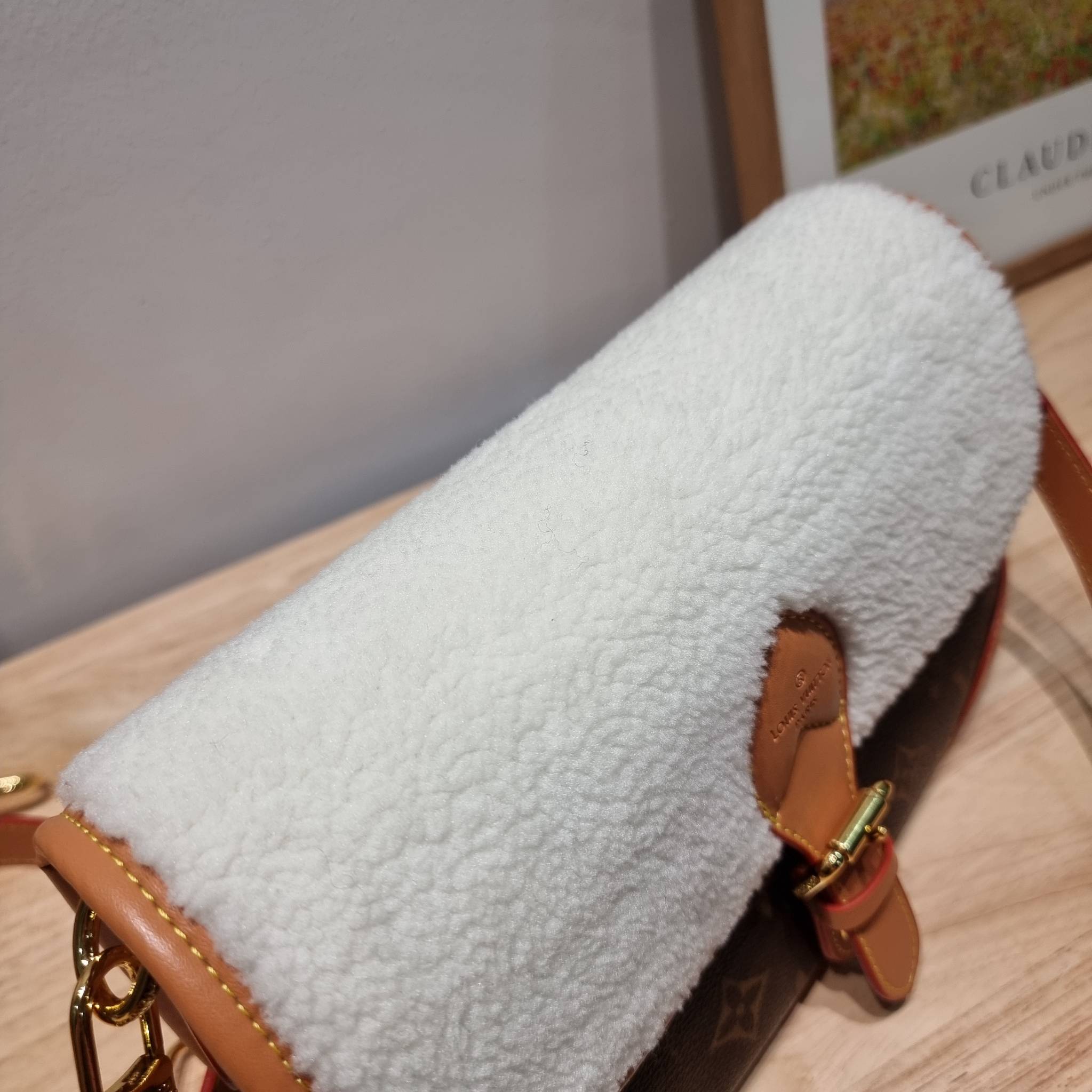 LV DIANE FLEECE BAG ใหม่กับรุ่นที่ทำมาจำนวนจำกัด ดีไซน์ต้อนรับอากาศเย็นๆช่วงส่งท้ายปี กับกระเป๋าสะพายทรงสวย ดีไซน์คลาสสิคซ่อนความหรู ด้วยการตกแต่งขนฟูนุ่ม วัสดุหนังแคนวาสตัดสลับหนังแท้ เปิด-ปิดกระเป๋าด้วยกระดุมแม่เหล็ก ภายในเป็นช่องโล่ง ใส่ของสำคัญได้ครบ