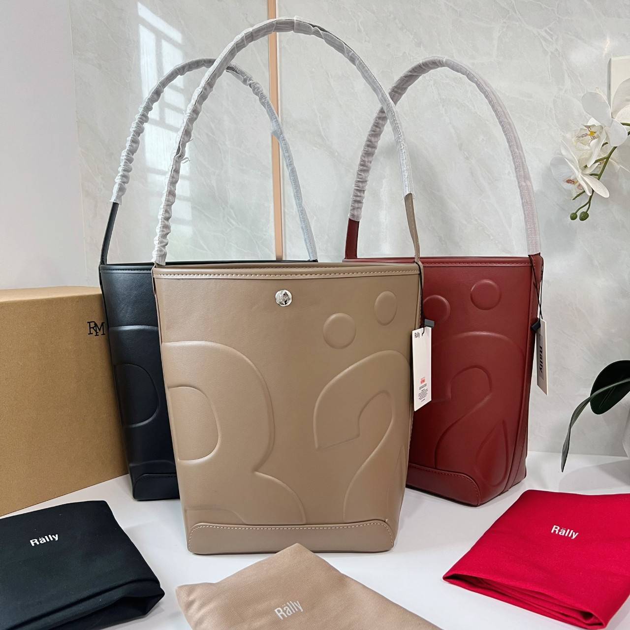 Rally The Bag Whisper กระเป๋าทรงบัคเก็ตงานหนังรุ่นใหม่ ฮอทติดลมบน มาแรงสะพายกันทั่วบ้านทั่วเมือง สายแบกสายขนห้ามพลาดจุของได้เยอะ รุ่นหนังผิวสัมผัสนิ่มมือ ทนทาน