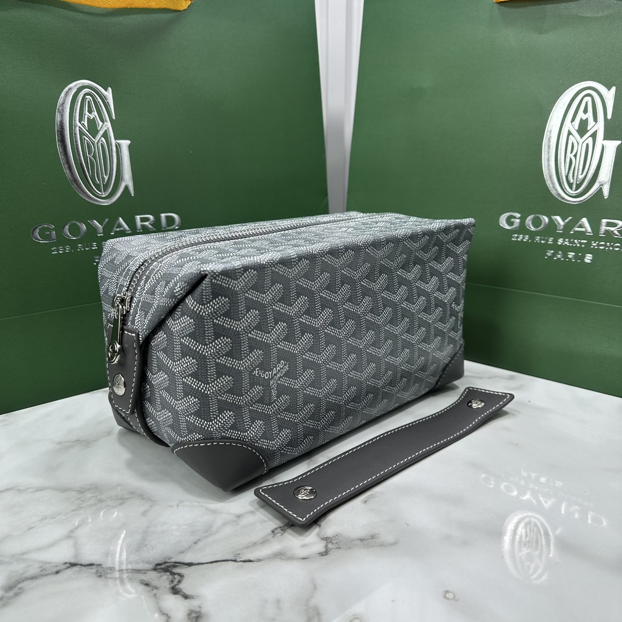 ORI หนังแท้ | Goyard Bowling 25 Toiletry Bag / Goyard Pouch กระเป๋าทรงพอช พร้อมสายถือจับถนัดมือใช้งานง่ายกะทัดรัด ตอบโจทย์ความเรียบง่ายแต่คลาสสิก ใช้ได้ทั้งชายหญิง หรูหรา ติดแกรมที่สุด เป็นรุ่นตามหา ที่ตอนนี้มีพร้อมส่งแล้วค่า