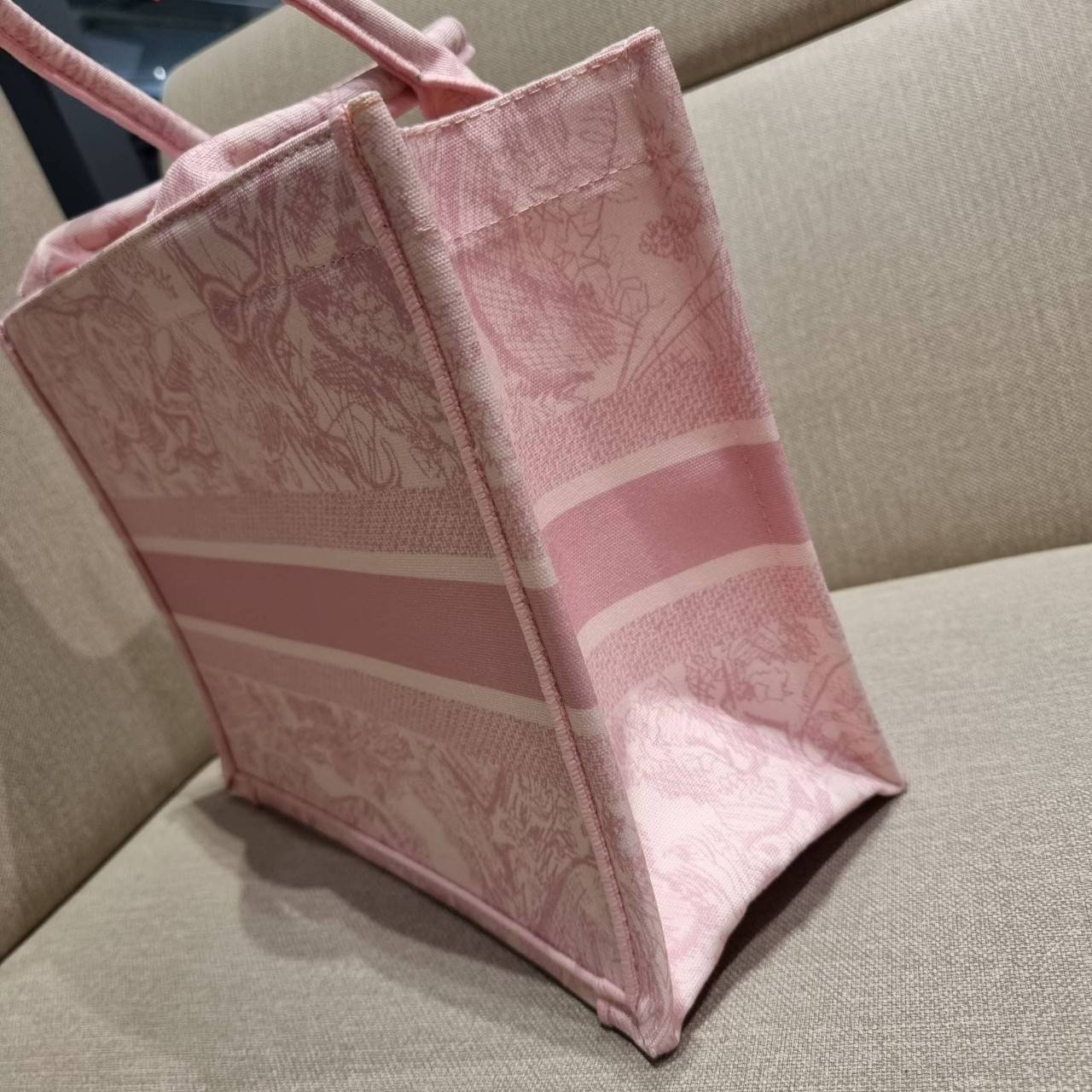 VIP 】HOT ARRIVAL!! DIOR CD SHOPPING BAG WITH GWP กระเป๋าทรงช้อปปิ้งใบใหญ่ จุใจ!! พรีเมี่ยมกิ๊ฟรุ่นดับเบิ้ลฮอต ดีไซน์คลาสสิควินเทจ สวยหรู วัสดุผ้าแคนวาสลายกราฟฟิค ภายในโล่งกว้างมากๆ ใส่ของจุสุดๆ โน้ตบุ้ค ไอแพด กระเป๋าสตางค์ มือถือ หรือเสื้อผ้ายังได้ สะพายค