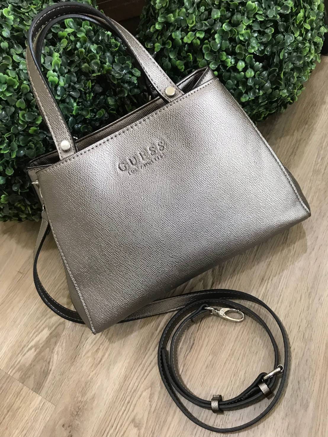 GUESS WOMAN FACTORY SHOULDER BAG กระเป๋าถือหรือสะพาย ทรง A คลาสสิค ขนาดกำลังดี น้ำหนักเบา วัสดุ pu. นิ่ม คุณภาพดี สวยอยู่ทรง ด้านหน้า ประดับโลโก้แบรนด์ เปิดปิดแบบแถบคาดกระดุมแม่เหล็ก ภายในกว้างแบ่ง 2 ช่องใหญ่ มีช่องซิปกลาง เป็นสัดส่วน ซับในลายแบรนด์ ใส่ w