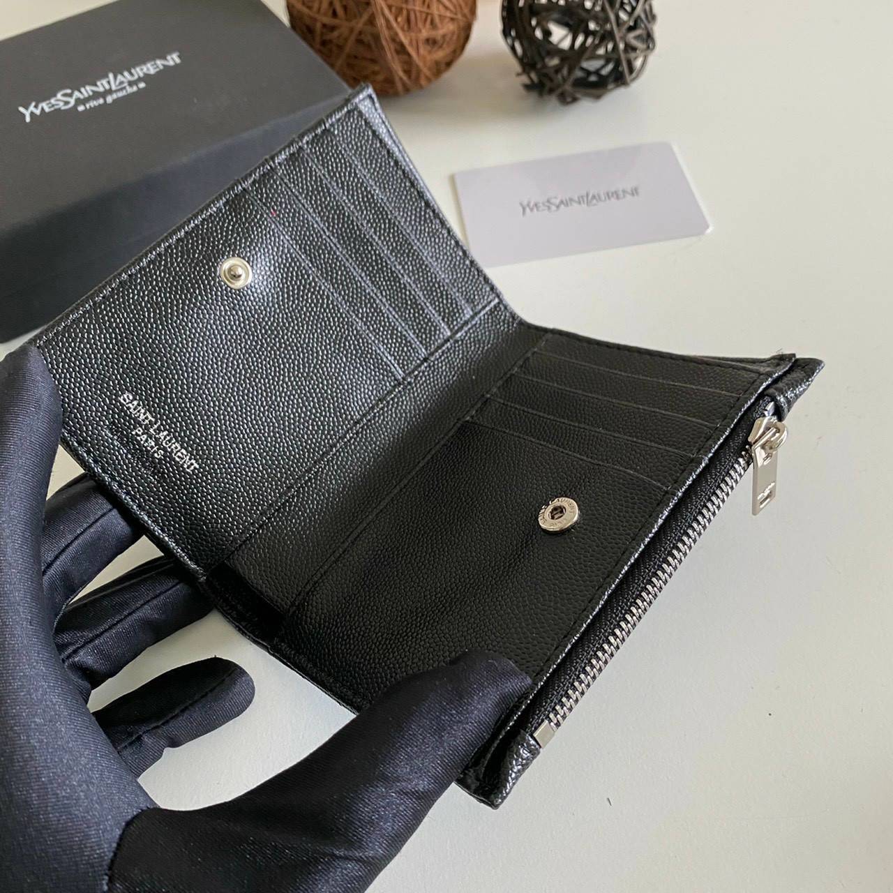 VIP GIFT 】หนังแท้ YSL SAINT LAURENT Monogram Zipped Bifold Wallet มาแล้วจร้า ถามหากันเยอะมากๆ กระเป๋าสตางค์ใบสั้นที่ใส่แบงค์ ใส่บัตร ใส่เหรียญได้เยอะสุดๆ มีสองด้านซิปและพับ ใบเดียวครบจบเลย หนังสวยมาก ละเอียดสุดๆ