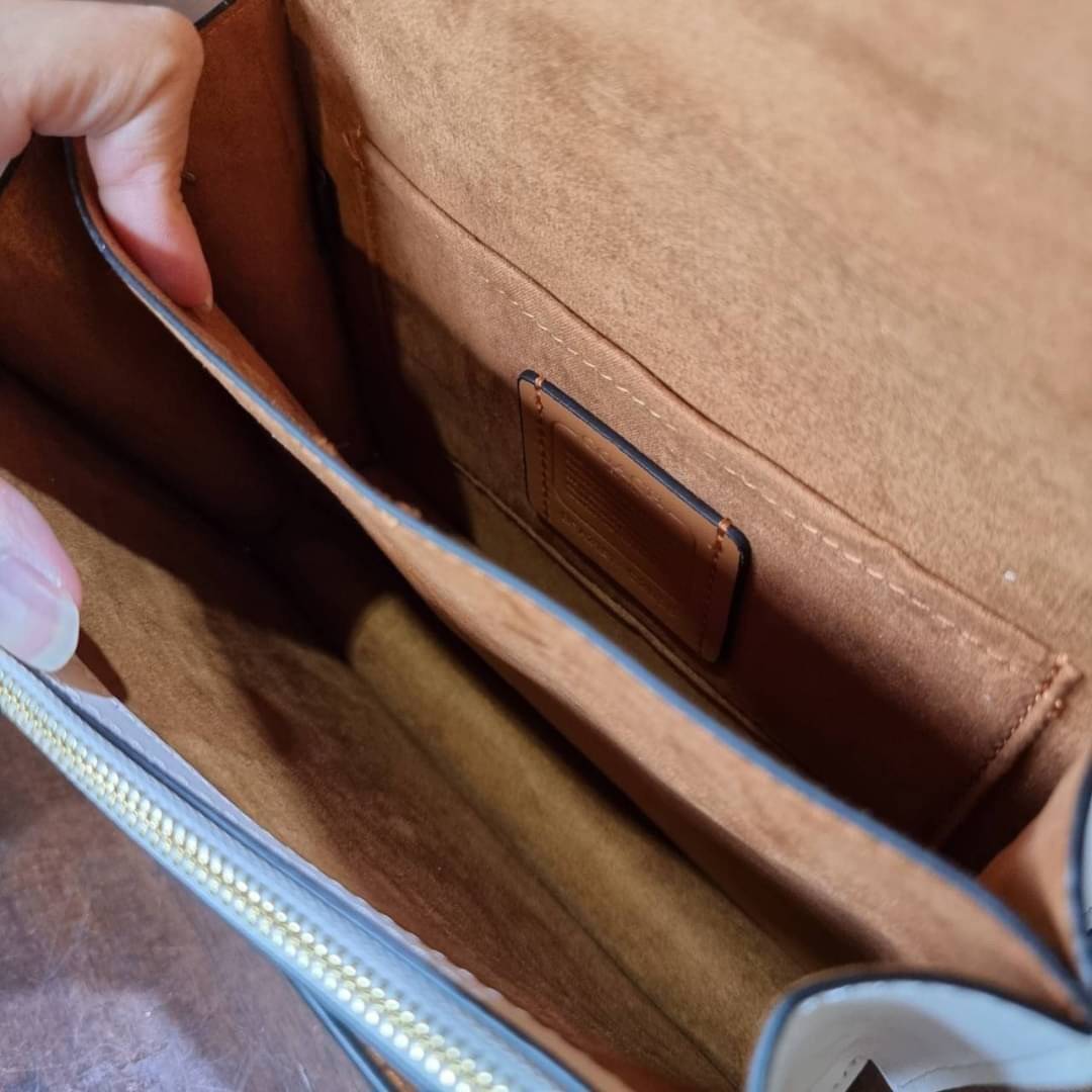 COACH C2858 KLARE CROSSBODY WITH DAISY EMBROIDERY ดอกเดซี่ฮิตไม่หยุดยั้ง!! ขายดิบขายดีทุกคอลเลคชั่น รอบนี้มาให้ได้ใช้งานง่ายกว่าเดิม กับกระเป๋าสะพายข้าง โทนสีละมุนลูกคุณหนู ดีไซน์ปักดอกเดซี่เพิ่มลูกเล่น ให้มีสีสัน สายสะพายโซ่สลับหนัง สะพายยังไงก็ขับผิว เป