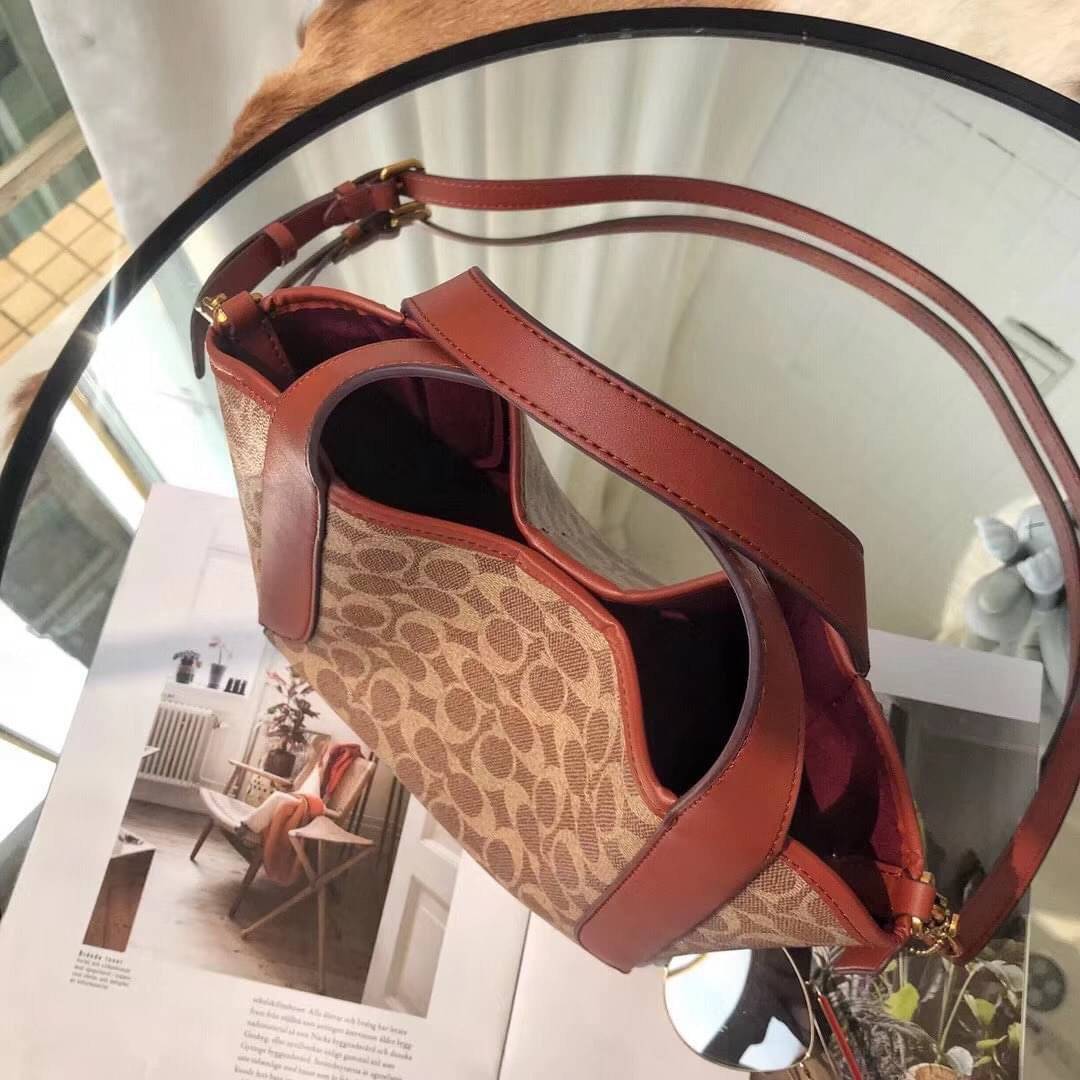 COACH HADLEY HOBO signature canvas กระเป๋าถือหรือสะพายข้าง เรียบหรู ลาย signature brand ปรับเปลี่ยนได้ 2 ทรง เปิด-ปิด กระดุมแม่เหล็ก พร้อมตะขอเกี่ยว ภายในกว้าง จุของได้เยอะ มีสายสะพายยาวถอดได้ ปรับระดับได้ค่ะ สวยหรูดูดี ใบนี้ไม่ควรพลาดค่า