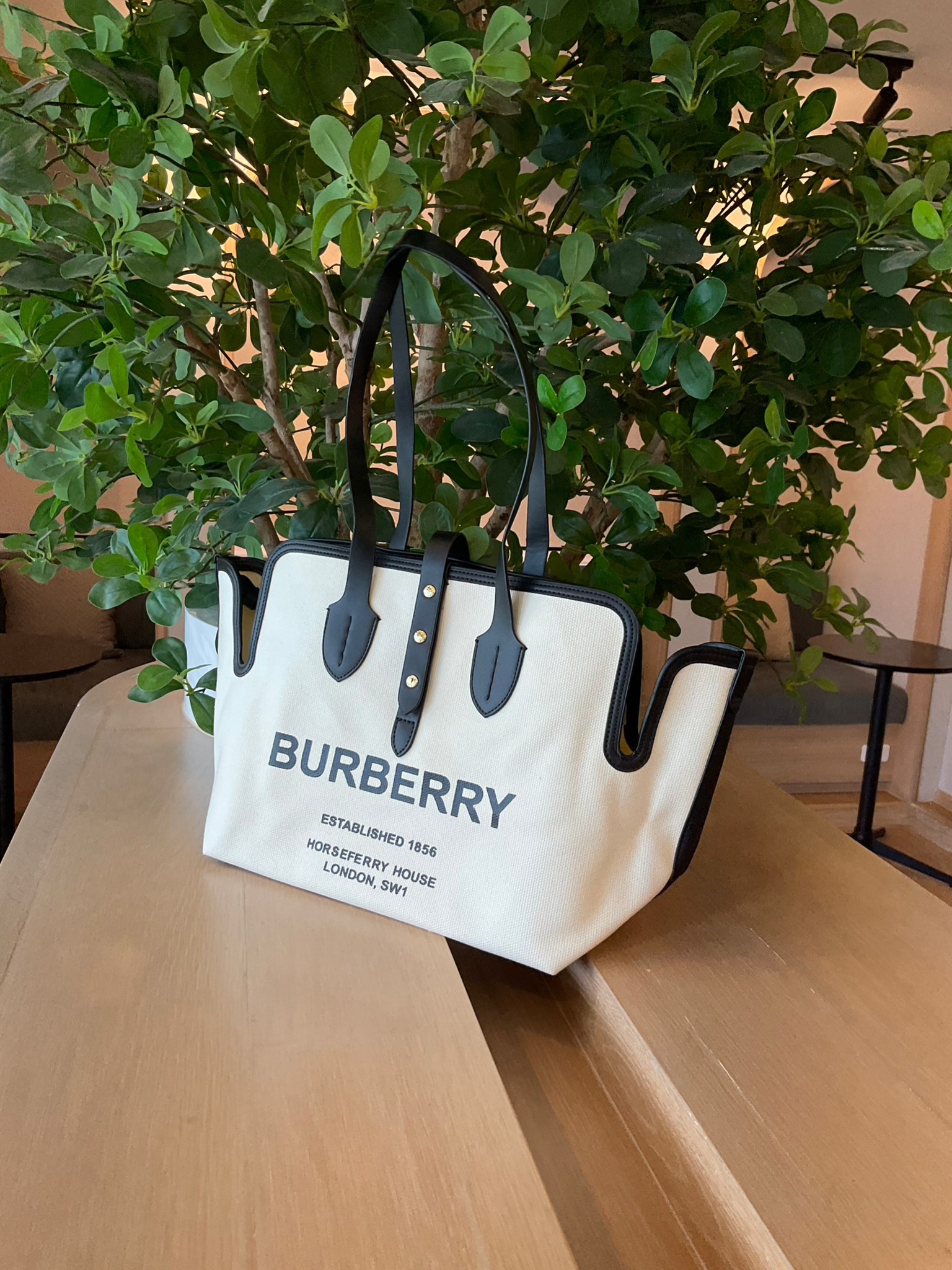 BURBERRY FRAGRANCES TOTE BAG พร้อมส่งรุ่นใหม่!! BURBERRY LARGE LONDON TOTE BAG IN WHITE / Burberry Canvas Logo Tote Bag กระเป๋าสะพายไหล่ทรงช้อปปิ้ง ทรงคลาสสิค ฮิตตลอดกาล ตัวกระเป๋าวัสดุหนังผ้าแคนวาส
