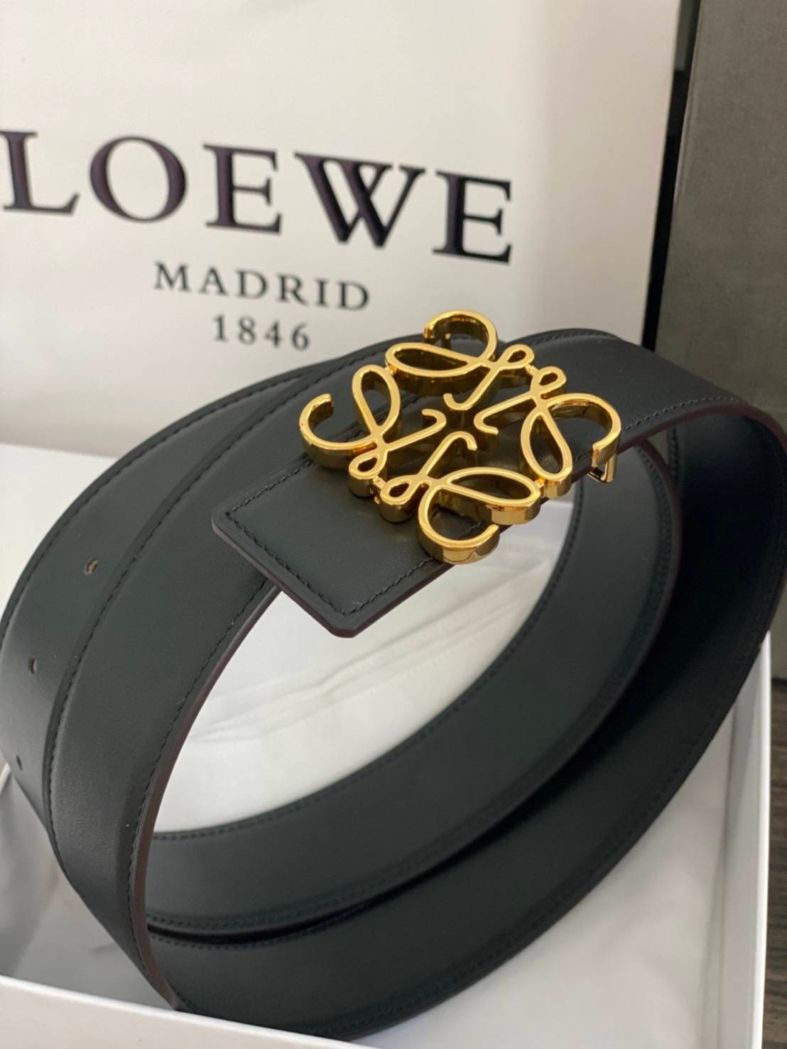 Loewe Belt / Loewe Anagram Leather Belt เข็มขัดโลเอเว่หนังแท้ สุดคลาสสิค วินเทจ เรียบง่าย ผู้ดี เป็นซิกเนเจอร์ ใช้งานเป็น everyday use ได้เลย วัสดุหนังแท้