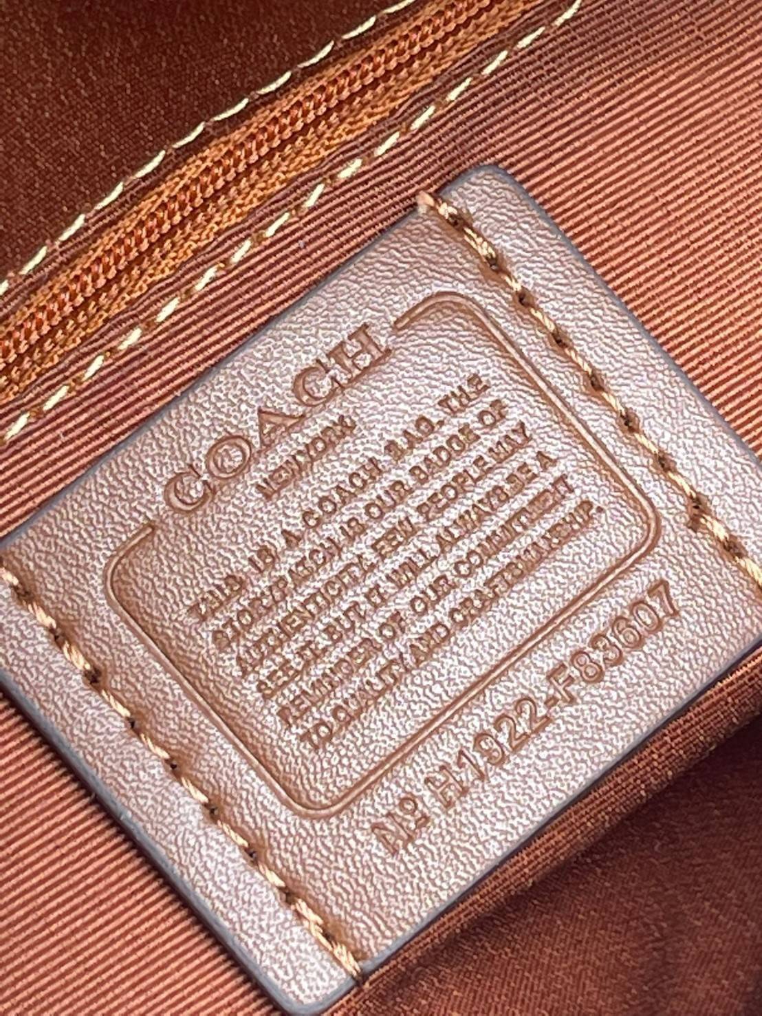 COACH Signature Canvas Rowan Satchel Crossbody จุดเด่นของกระเป๋าทรงsatchel bag คือรูปทรงของกระเป๋าดูแข็งแรง มั่นคง ไม่เสียทรงง่าย มาพร้อมหูหิ้วที่ด้านบนของกระเป๋า ลายแคนวาสที่เป็นซิกเนเจอร์แบบเอกลักษณ์ ช่องใช้งานทุ้งภายในและภายนอก นอกจากนี้ กระเป๋าประเภทน