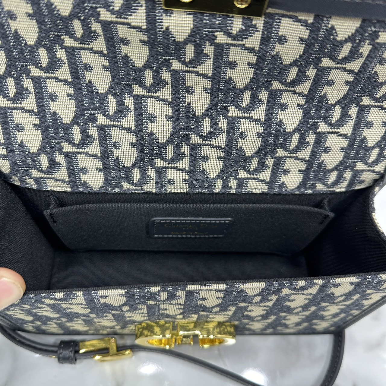 DIOR 30 Montaigne bag Oblique jacquard fabric in blue กระเป๋าสะพายรูปดีไซน์สุดคลาสสิกและสง่างาม หรูหราตามเอกลักษณ์แบรนด์ เกรดท็อปไฮเอน 1:1 ใช้งานต่างประเทศได้