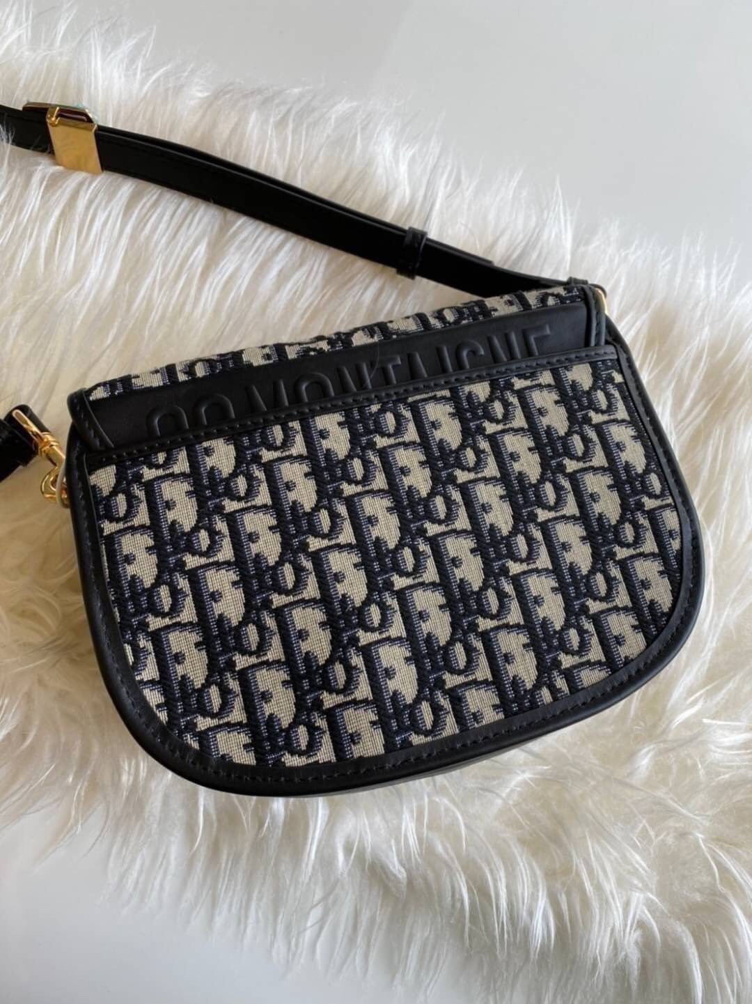 VIP GIFT CHRISTIAN DIOR MEDIUM DIOR BOBBY BAG เรียบหรู ดูดี ก็ต้องไอเท็มนี้ไม่อยากให้พลาด!! สะพายหนังสุดคลาสสิก สวยหรูดูแพงมากๆ สวยเลิศ ใบจริงน่าใช้เกินเบอร์มากจริงๆ งานเลิศๆในราคาสุดคุ้มสาวๆ must have จ้า!! ภาพถ่ายจากสินค้าจริง! สวยมาก พร้อมส่งที่ไทยราคา